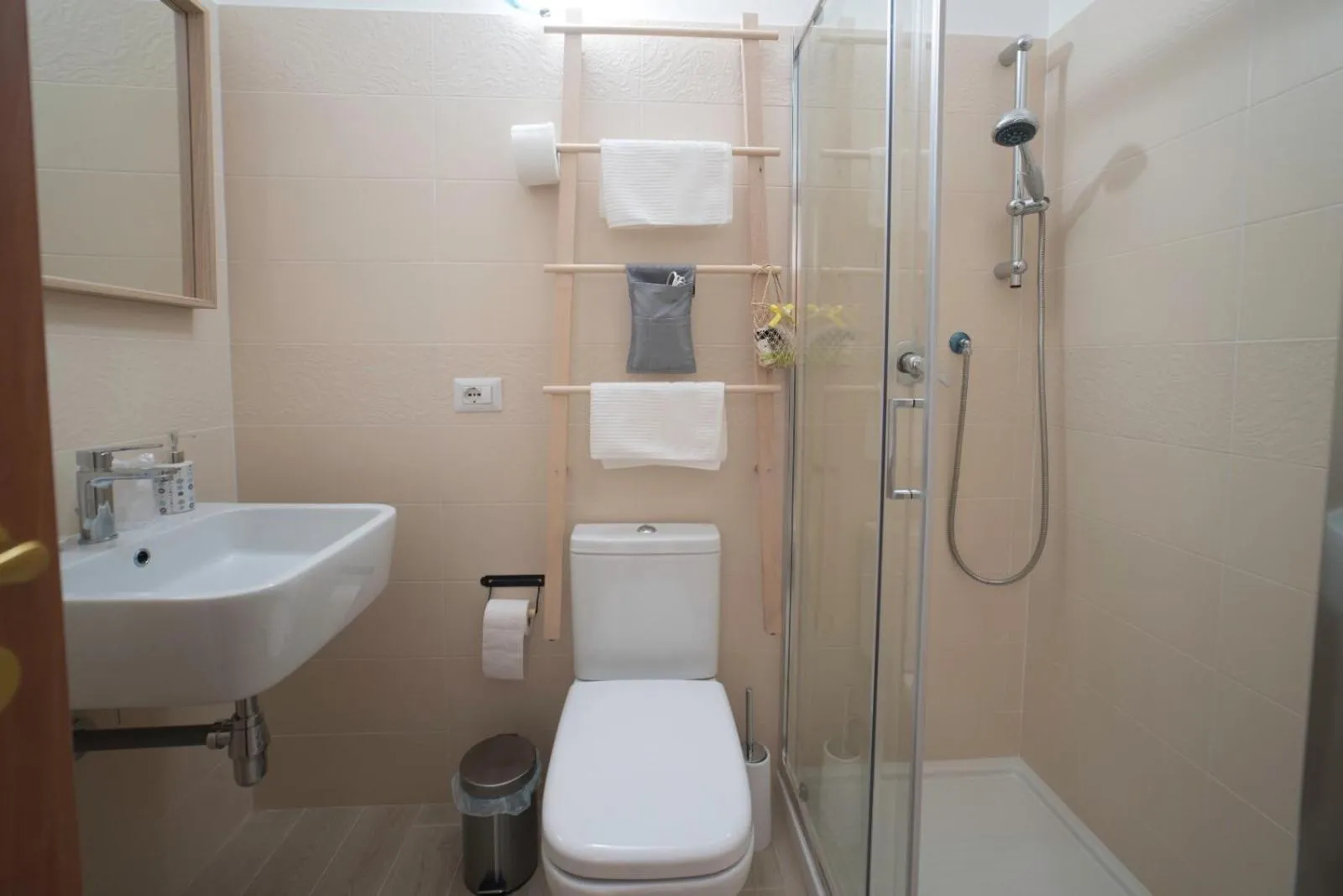 Shower in B&B MaLò Family Friendly