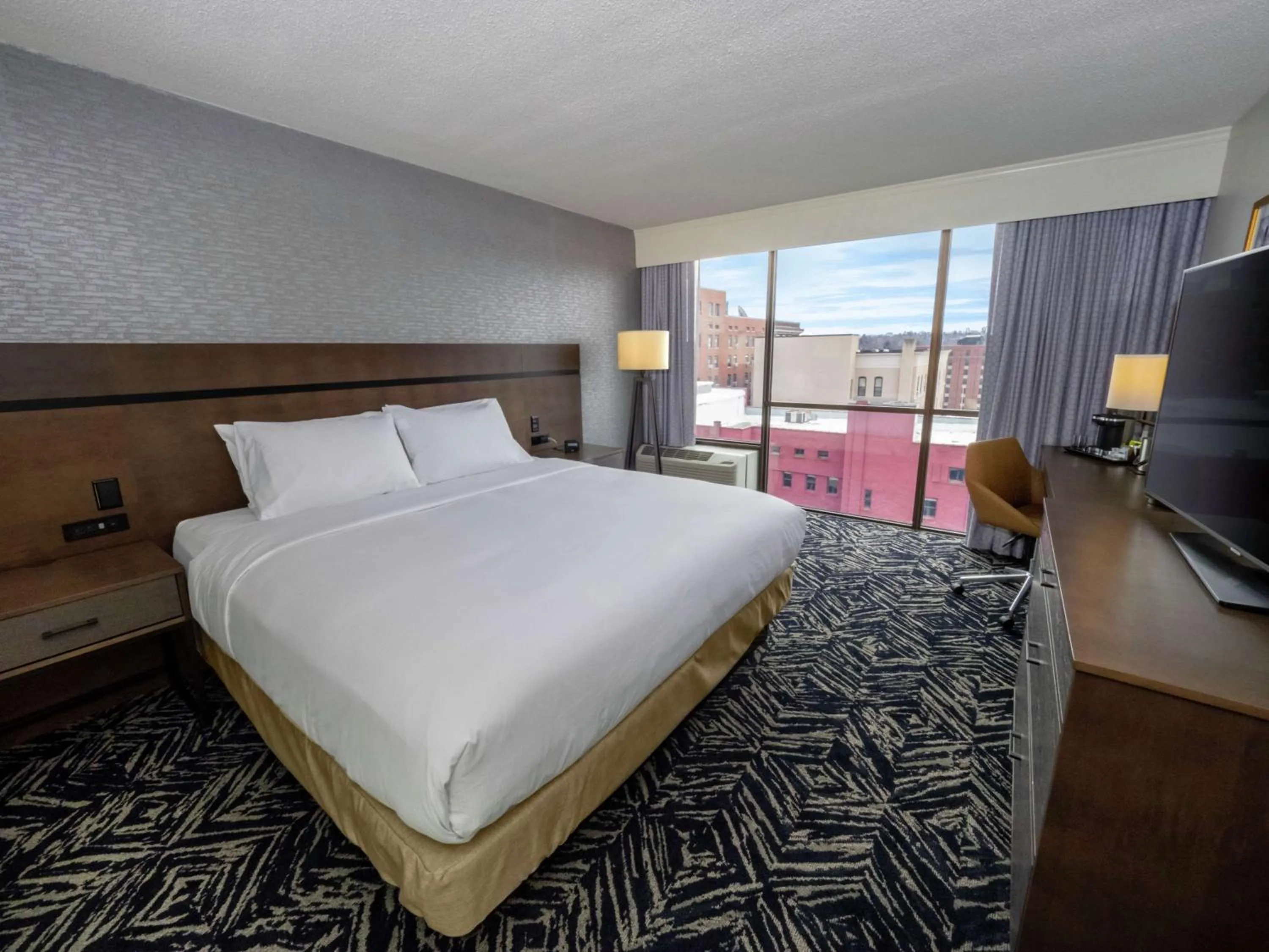 Bedroom, Bed in Doubletree By Hilton Jamestown, Ny