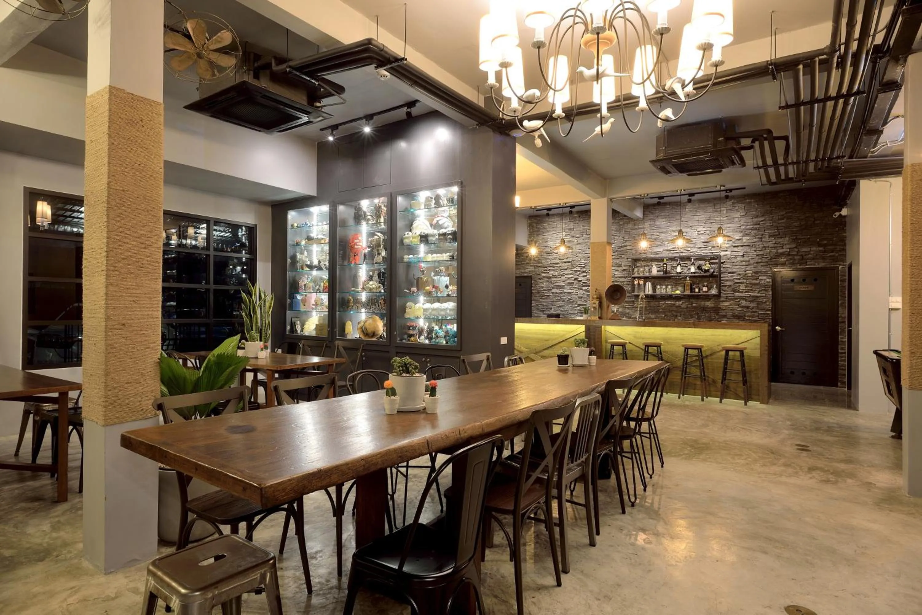 Restaurant/places to eat in Castle Black Bangkok