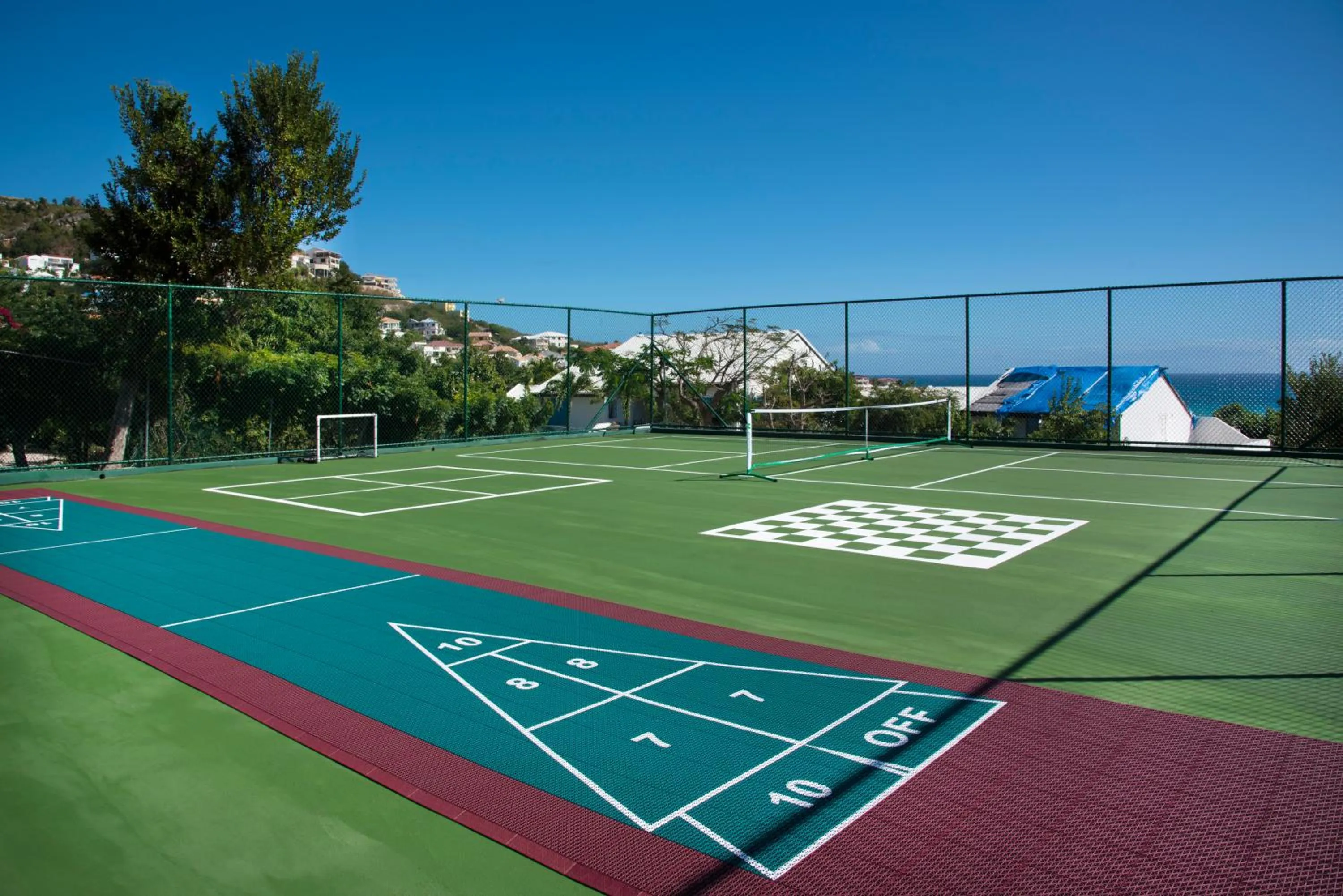 Tennis court in Simpson Bay Resort Marina & Spa