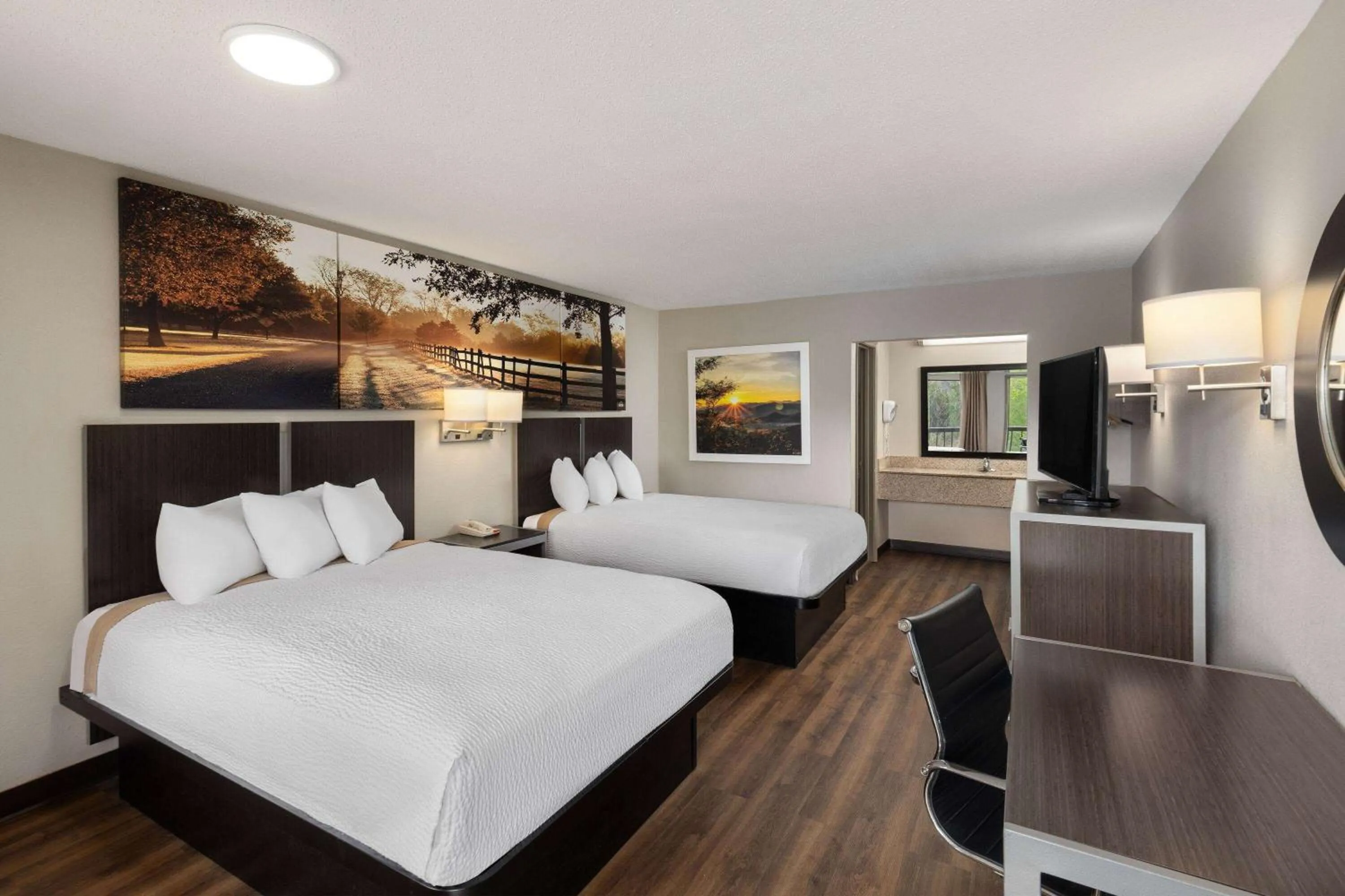 Photo of the whole room, Bed in Days Inn by Wyndham Childersburg