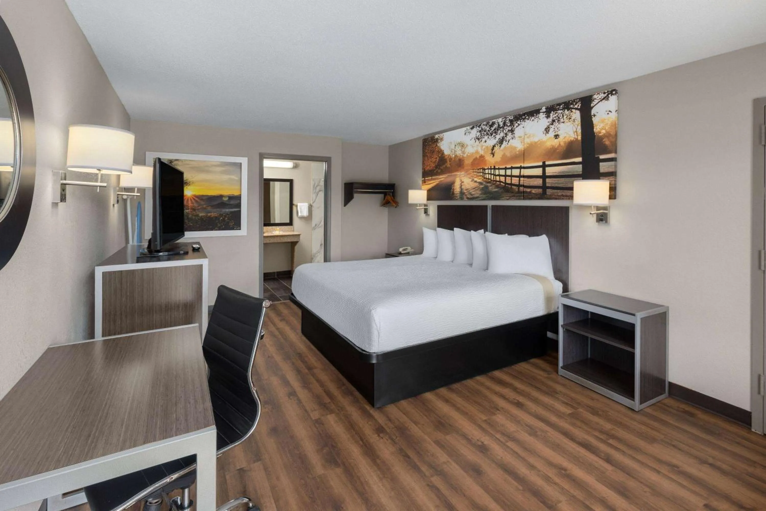 Photo of the whole room, Bed in Days Inn by Wyndham Childersburg