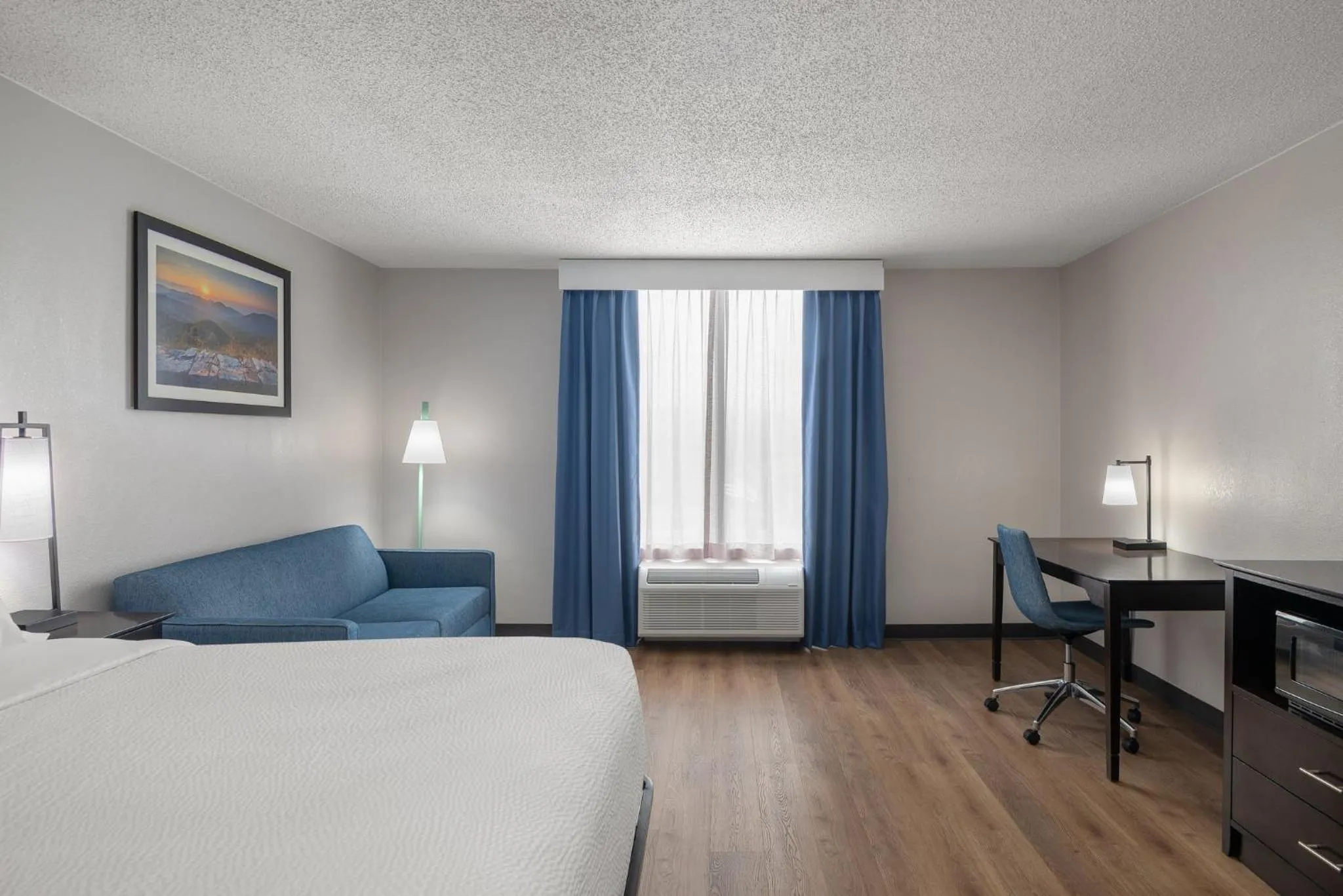Bedroom, Bed in Garner Hotel Wytheville East by IHG