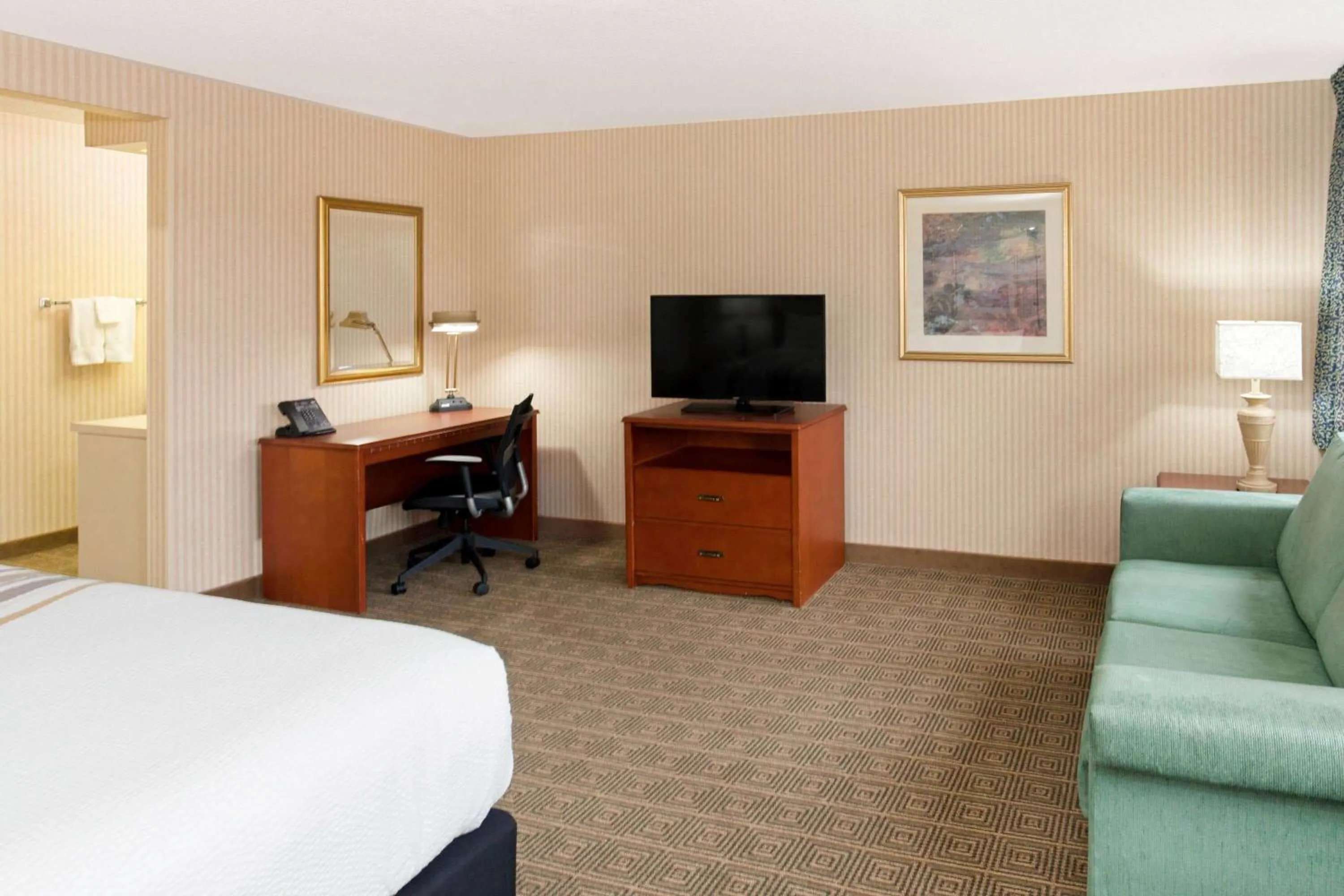 Photo of the whole room, Bed in La Quinta by Wyndham Stevens Point