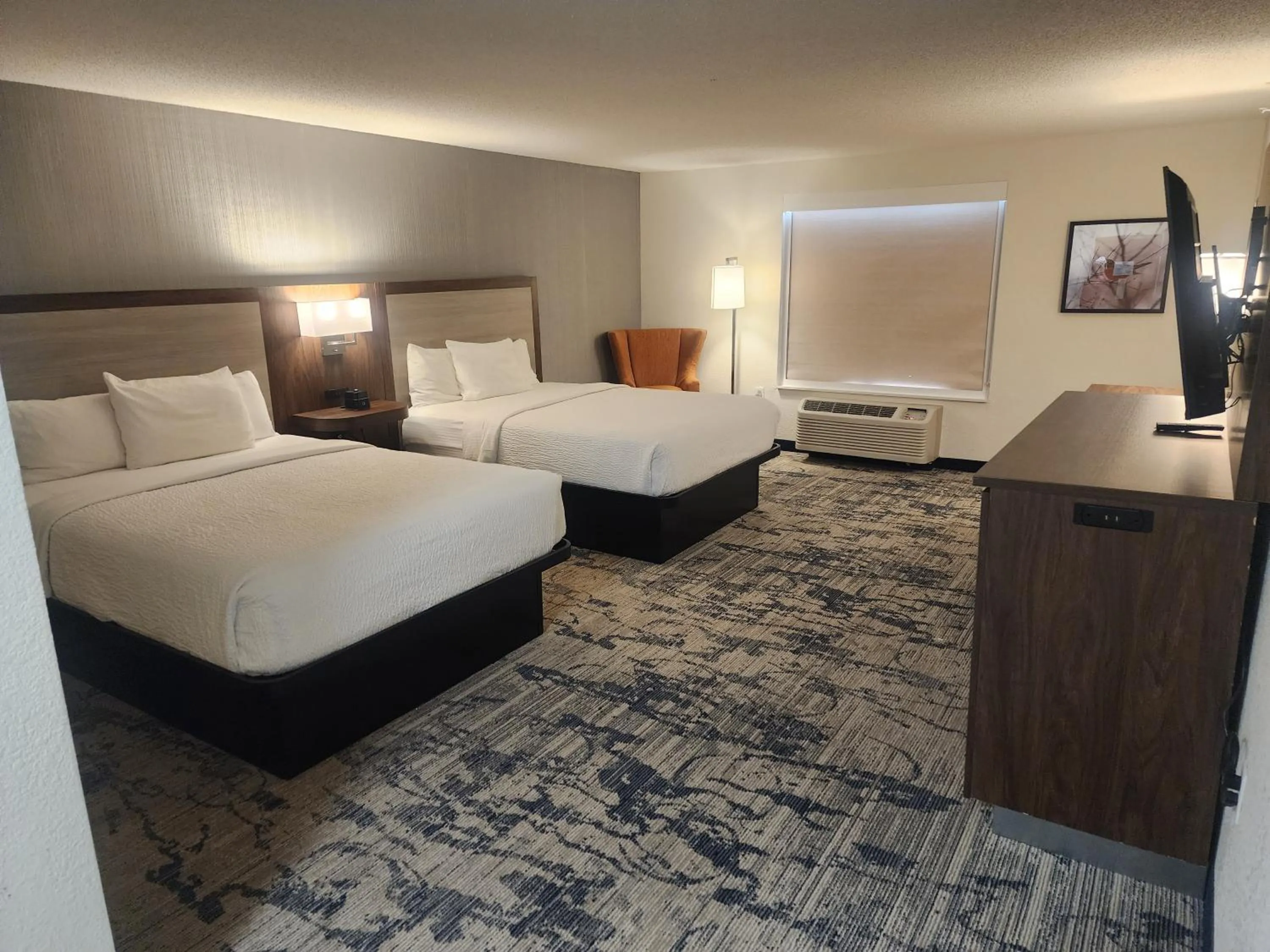 Bedroom, Bed in La Quinta by Wyndham Milwaukee SW New Berlin