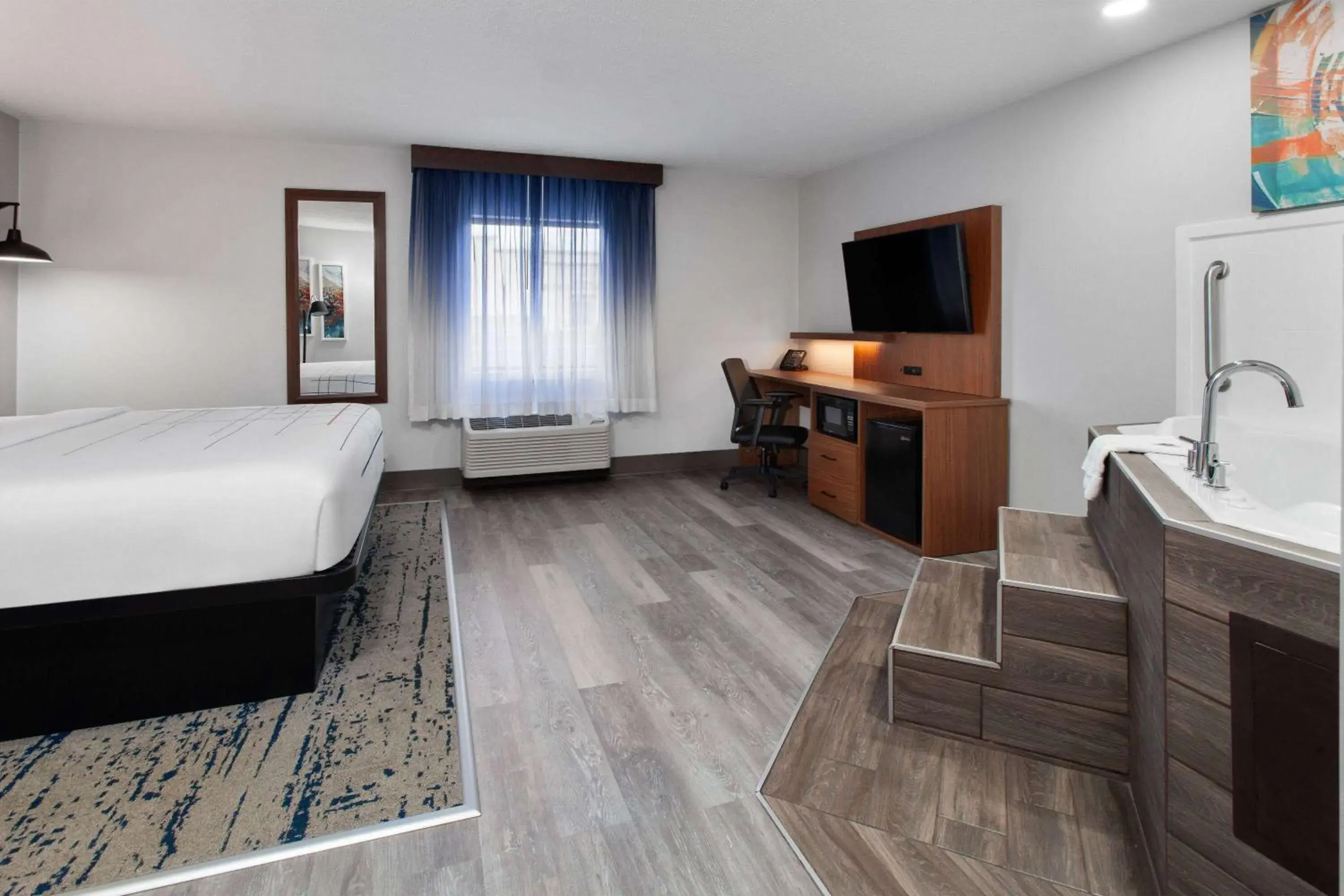 Deluxe King Room with Jetted Tub, Non-Smoking in La Quinta Inn by Wyndham Wausau Deluxe King Room with Jetted Tub, Non-Smoking in La Quinta Inn by Wyndham Wausau