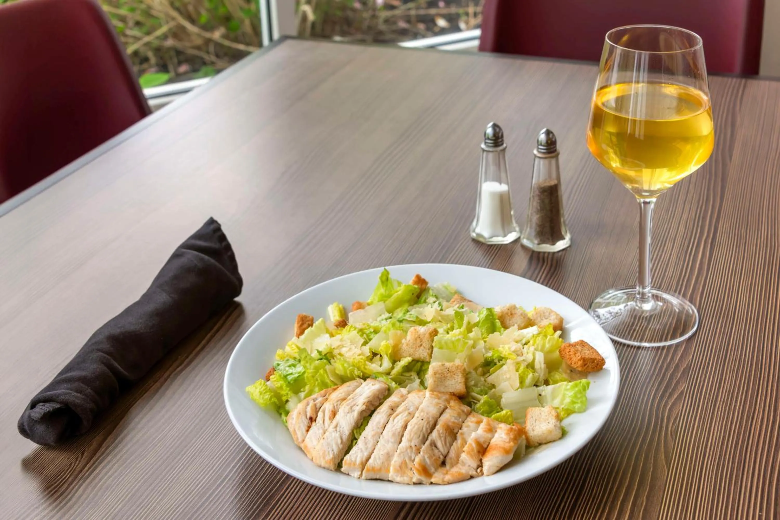 Dining area in Hilton Garden Inn Portland Airport