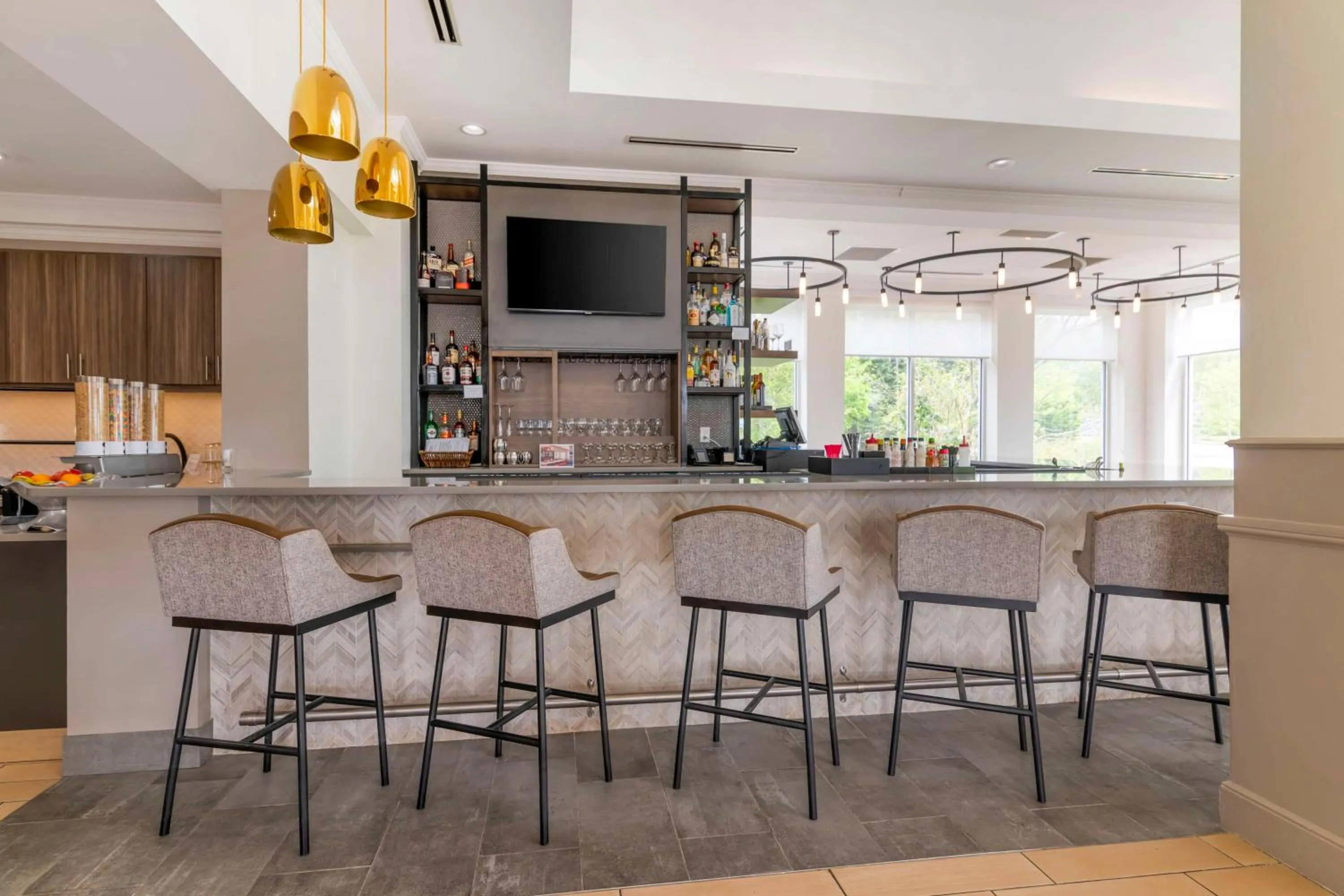 Lounge or bar in Hilton Garden Inn Portland Airport