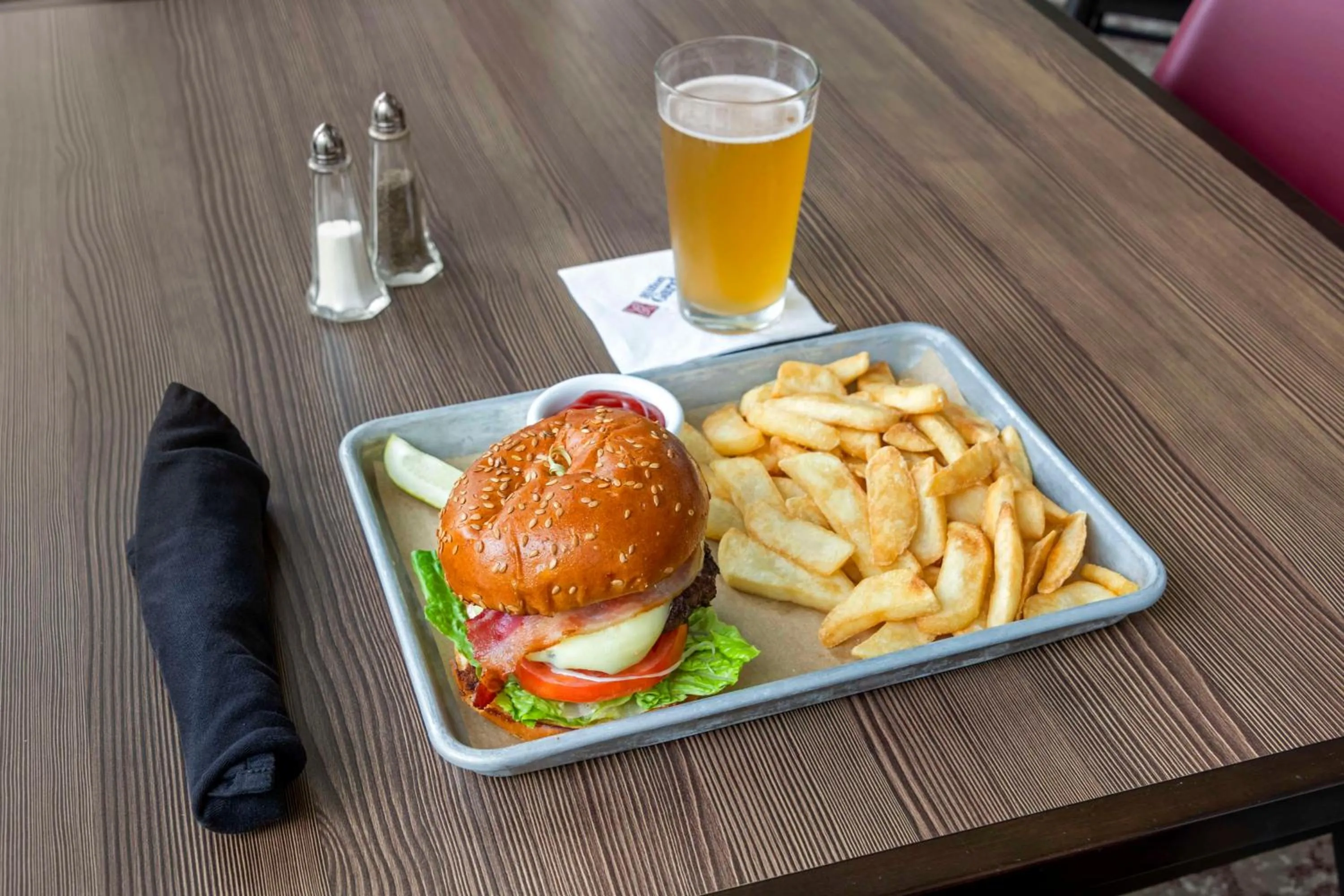 Dining area in Hilton Garden Inn Portland Airport