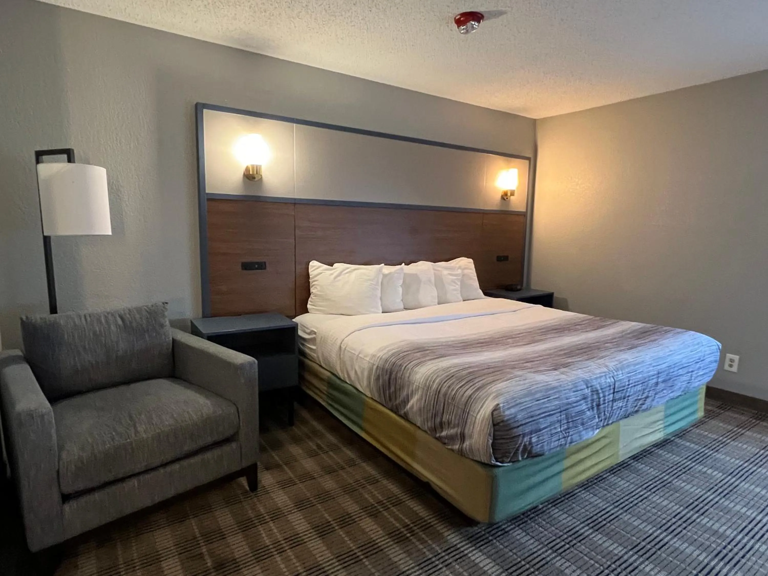 Bedroom, Bed in AmericInn by Wyndham Glendale Milwaukee