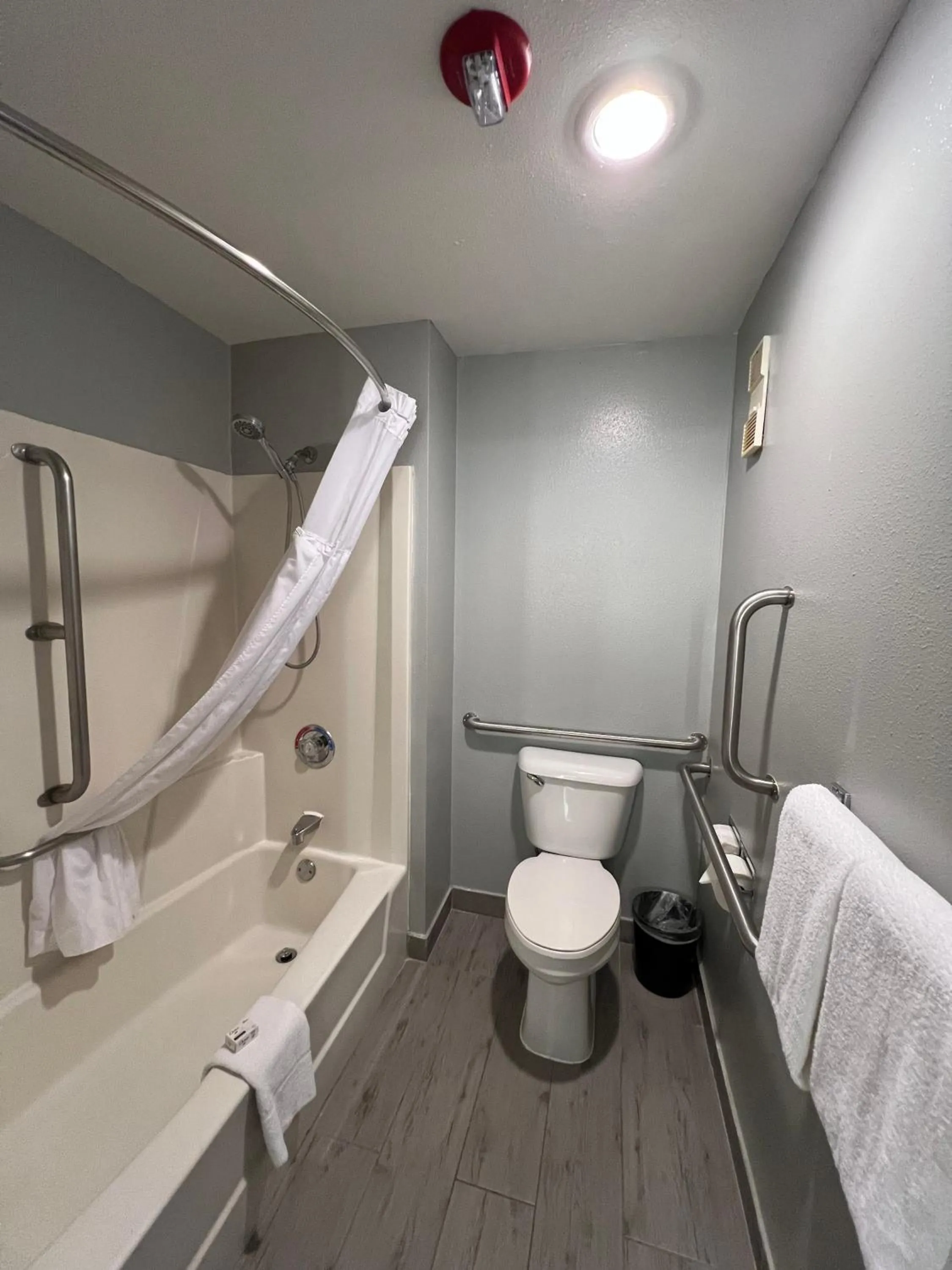 Bath in AmericInn by Wyndham Glendale Milwaukee