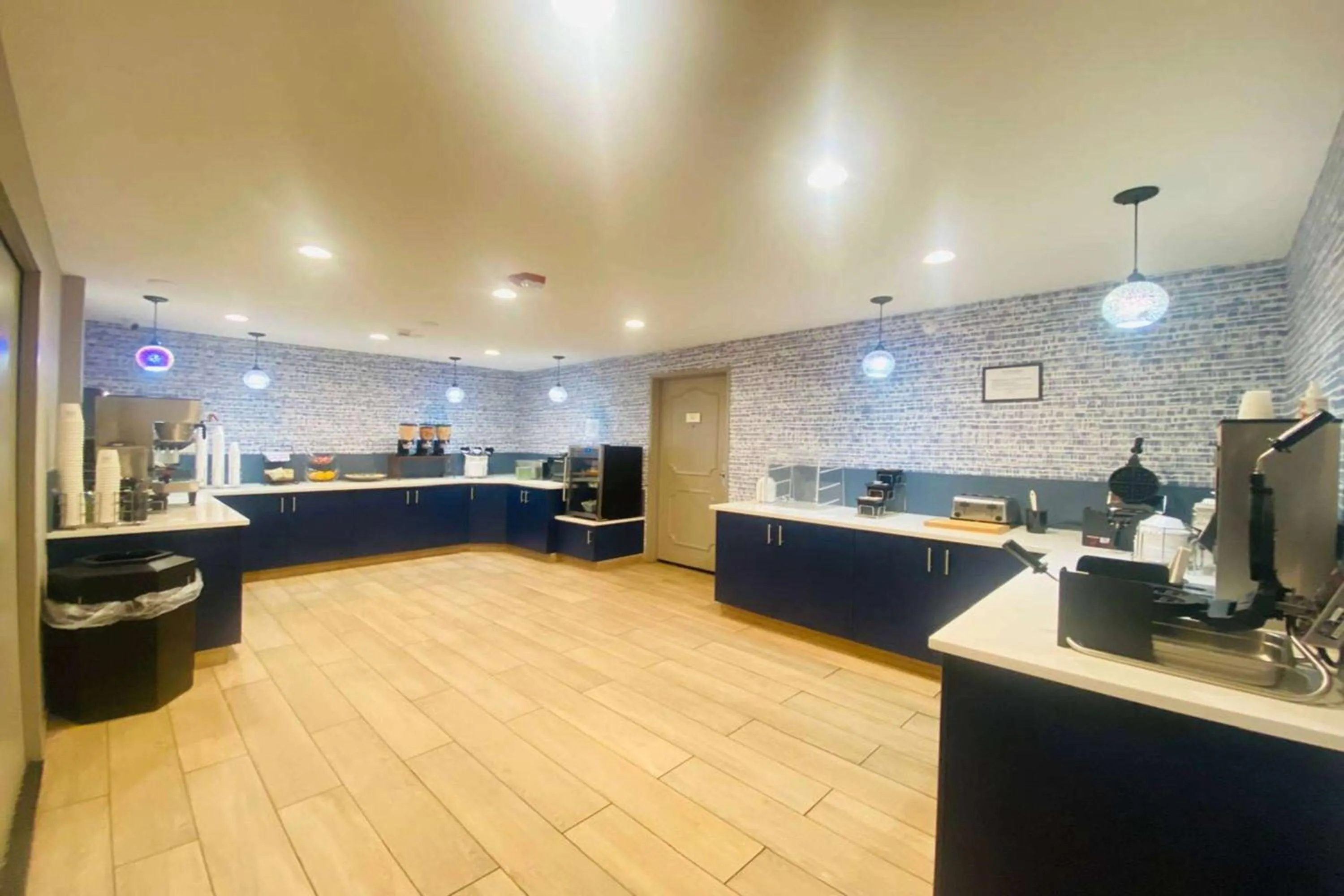 Breakfast in AmericInn by Wyndham Glendale Milwaukee