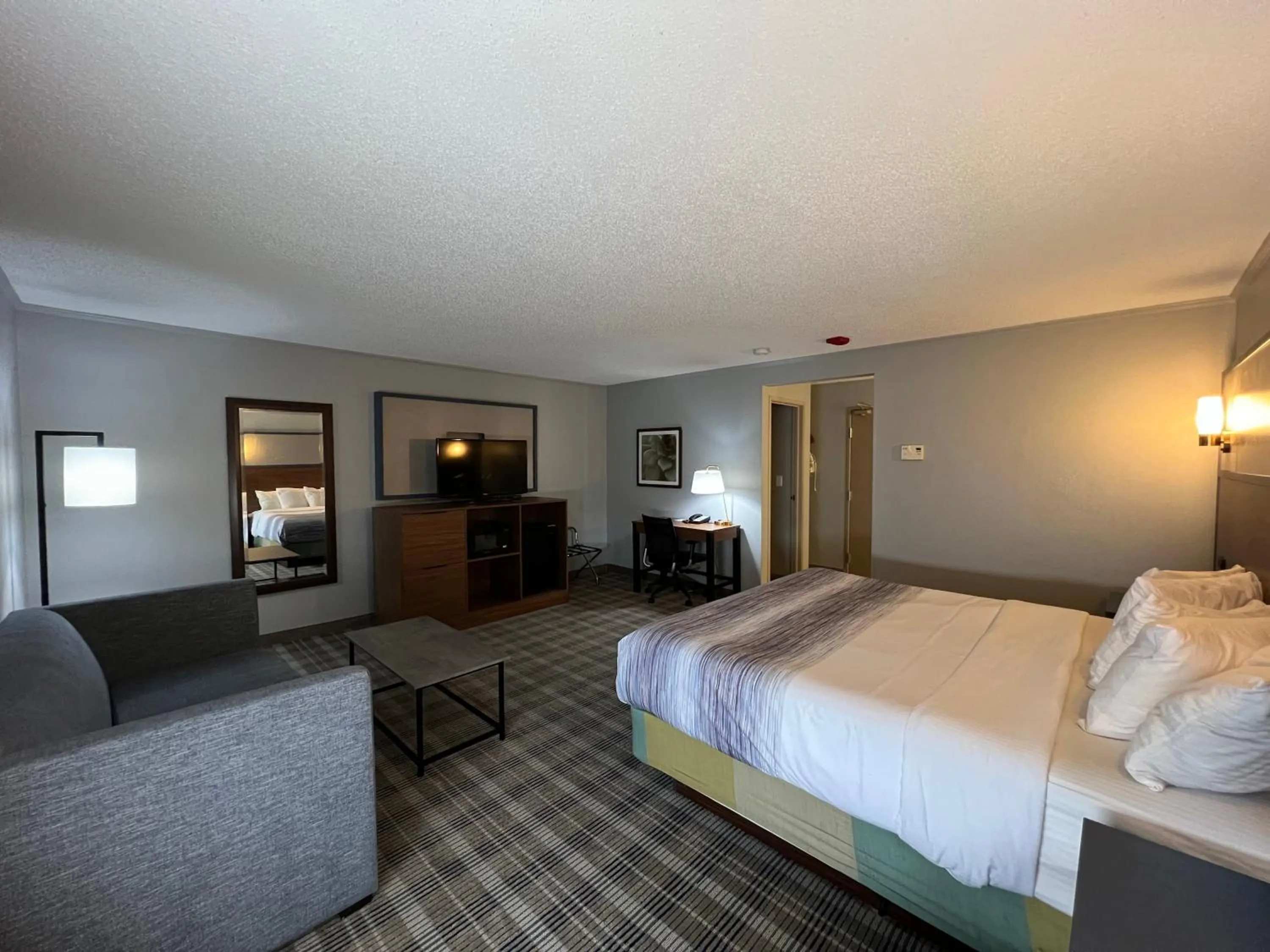 Seating area, Bed in AmericInn by Wyndham Glendale Milwaukee