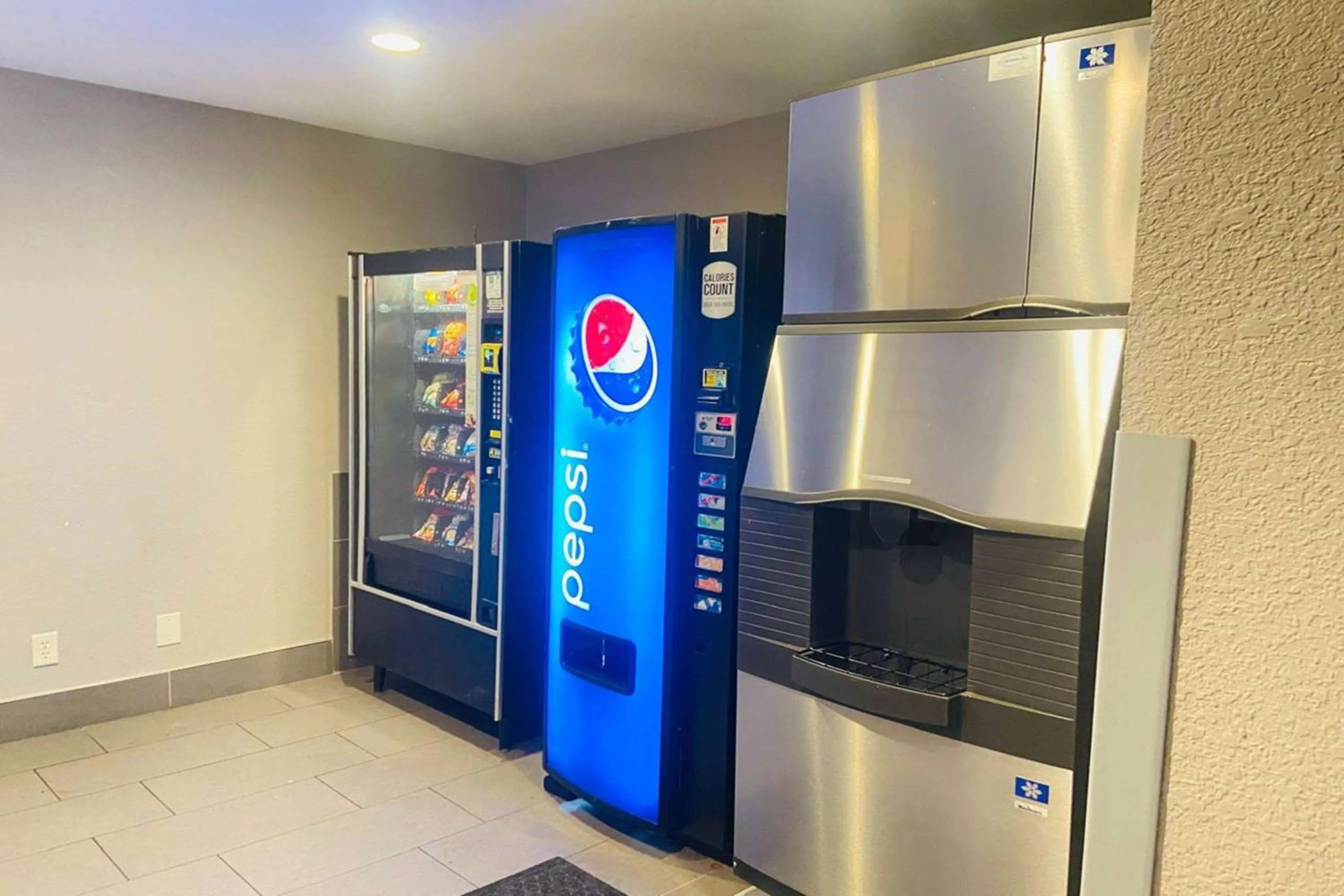 Food and drinks in AmericInn by Wyndham Glendale Milwaukee