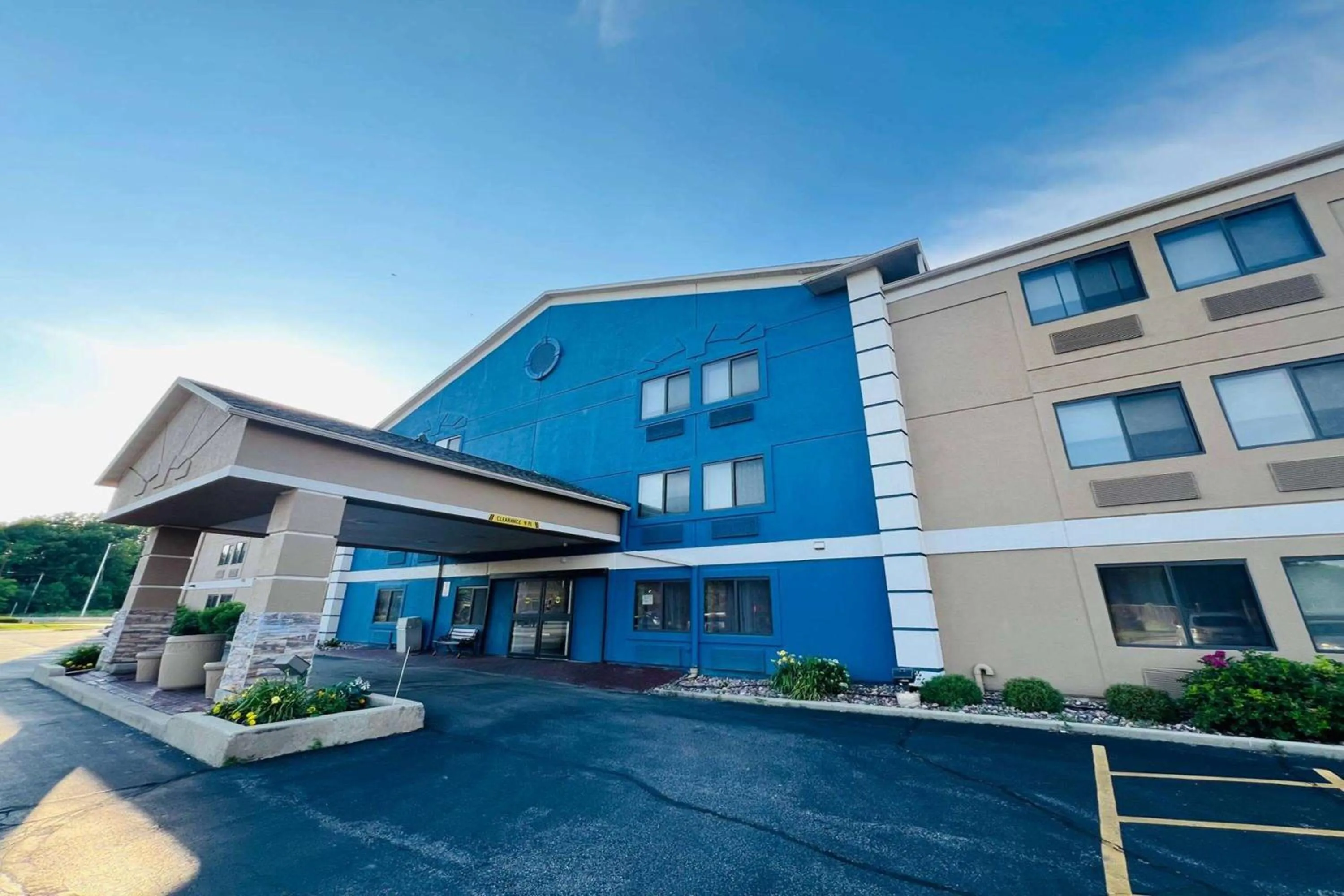 Property building in AmericInn by Wyndham Glendale Milwaukee
