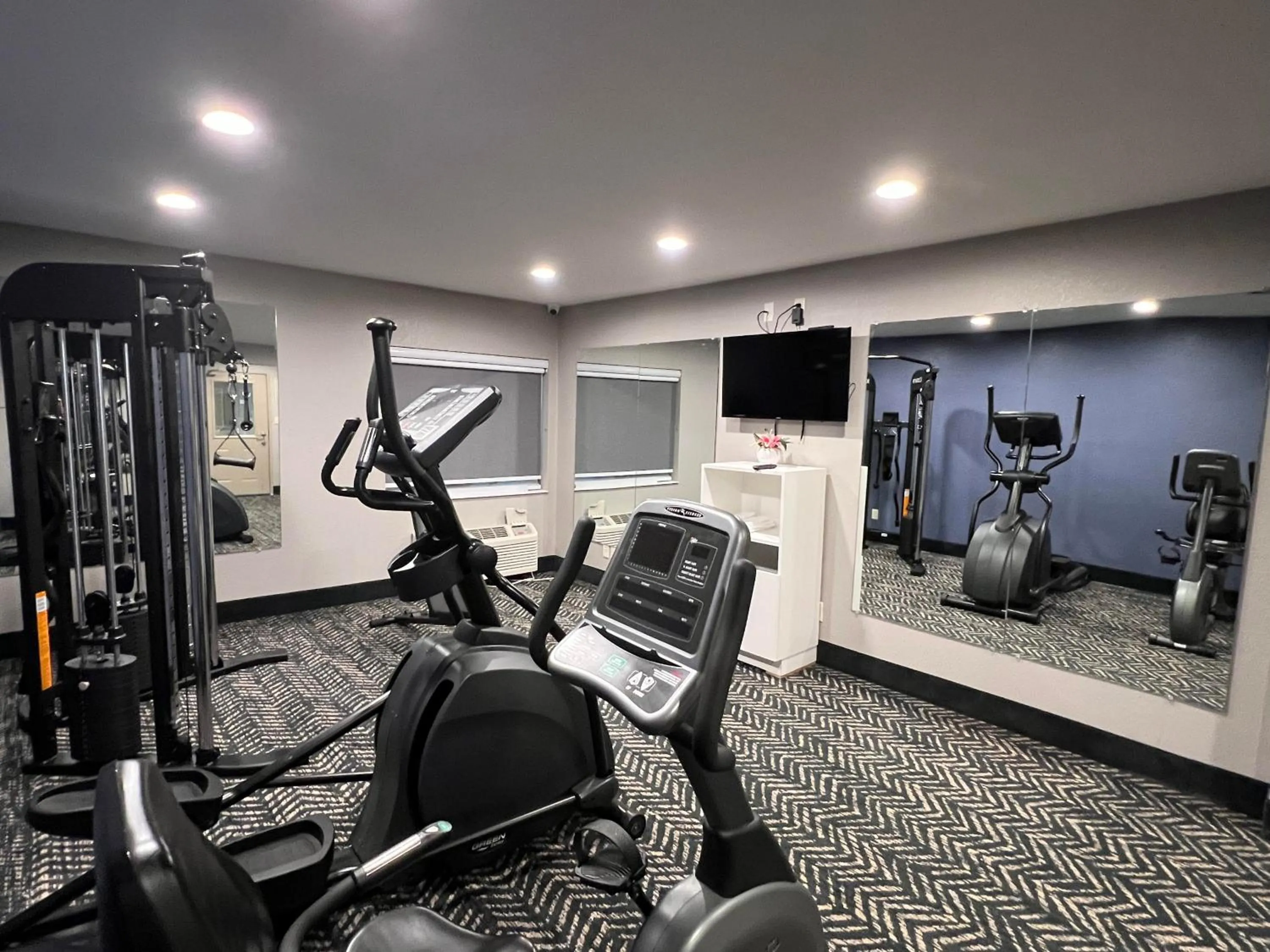 Fitness centre/facilities in AmericInn by Wyndham Glendale Milwaukee