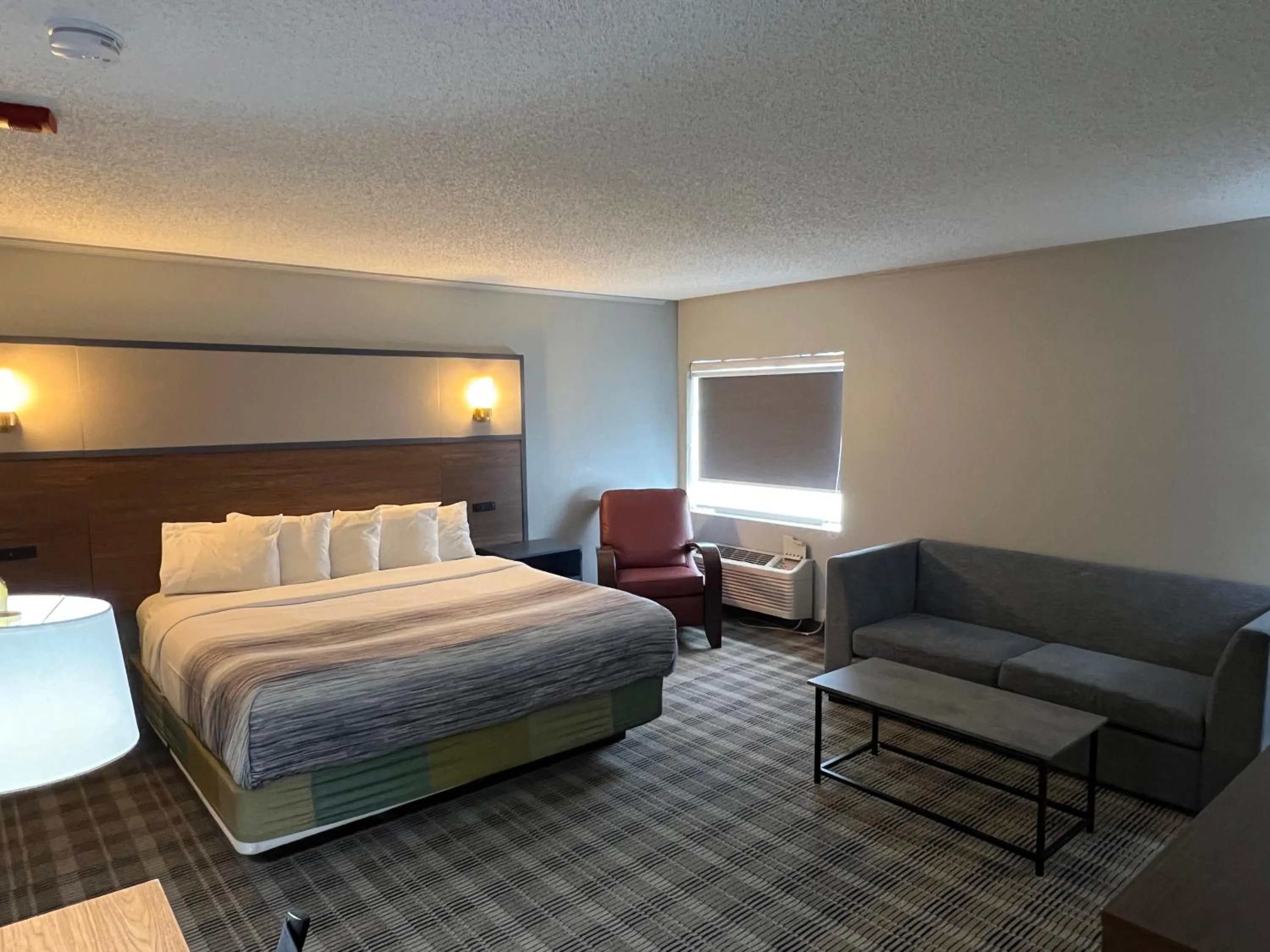 Living room, Bed in AmericInn by Wyndham Glendale Milwaukee