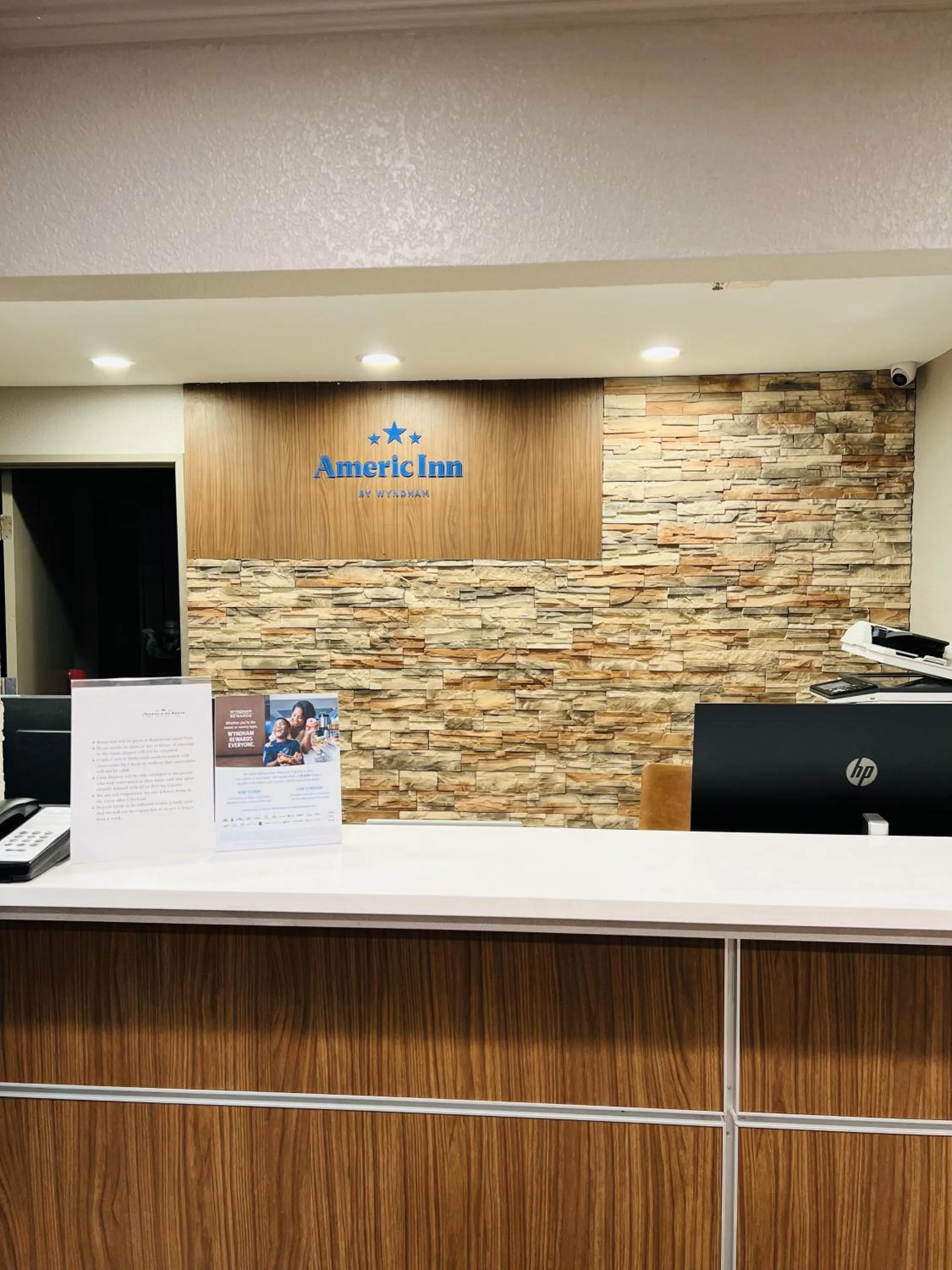 Lobby or reception in AmericInn by Wyndham Glendale Milwaukee