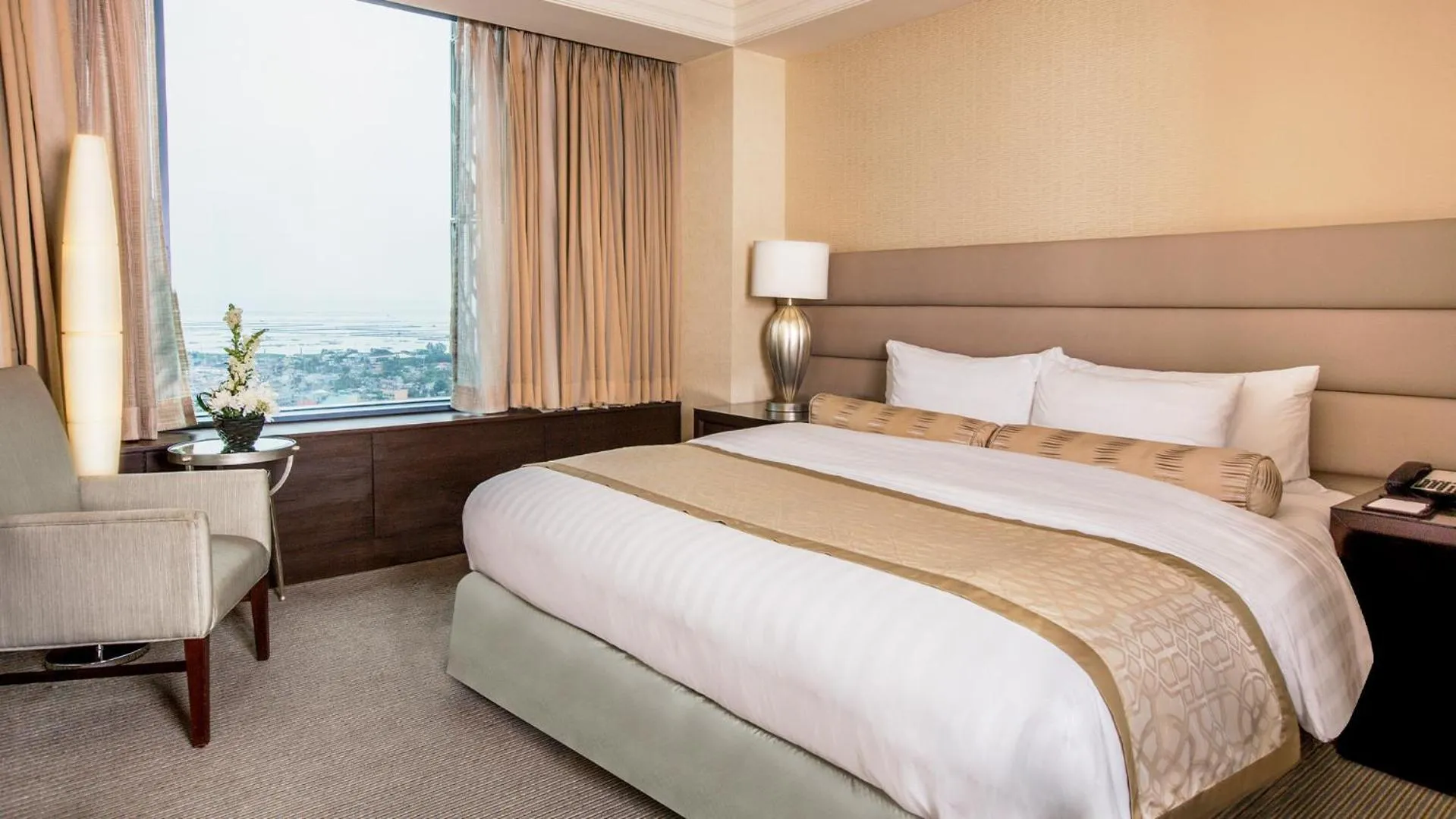 Bedroom, Bed in Crimson Hotel Filinvest City, Manila