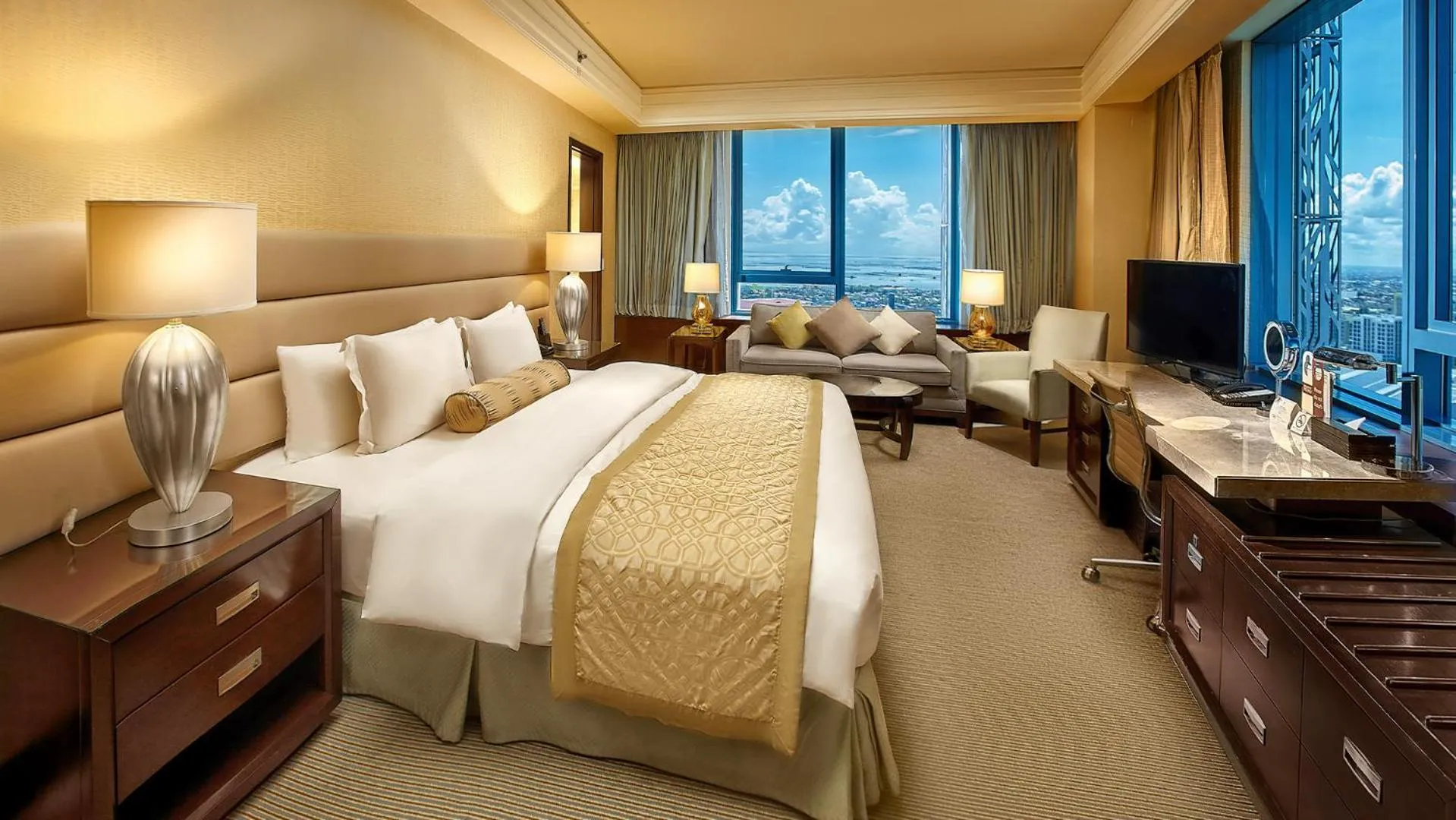 Bedroom, Bed in Crimson Hotel Filinvest City, Manila