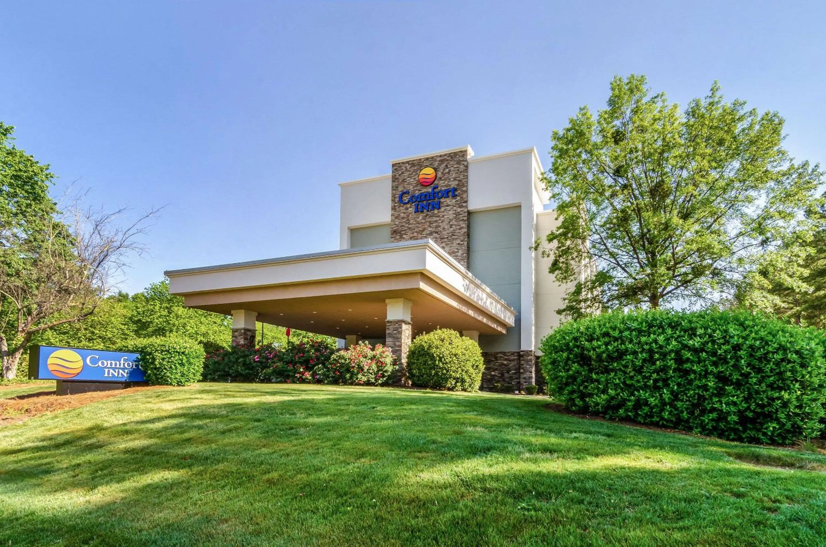 Property building in Comfort Inn Raleigh Midtown