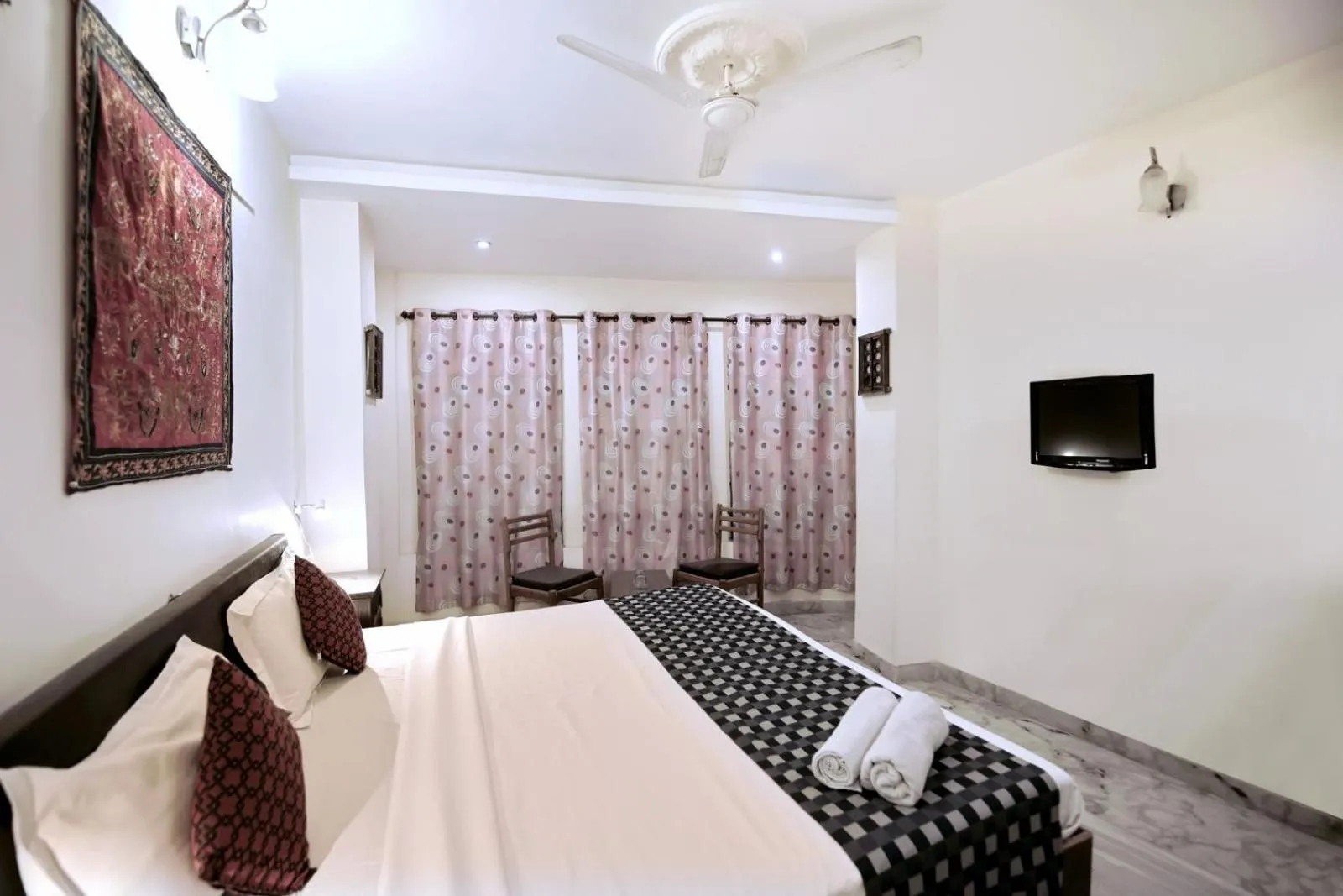 Bed in The Lake View Hotel- On Lake Pichola