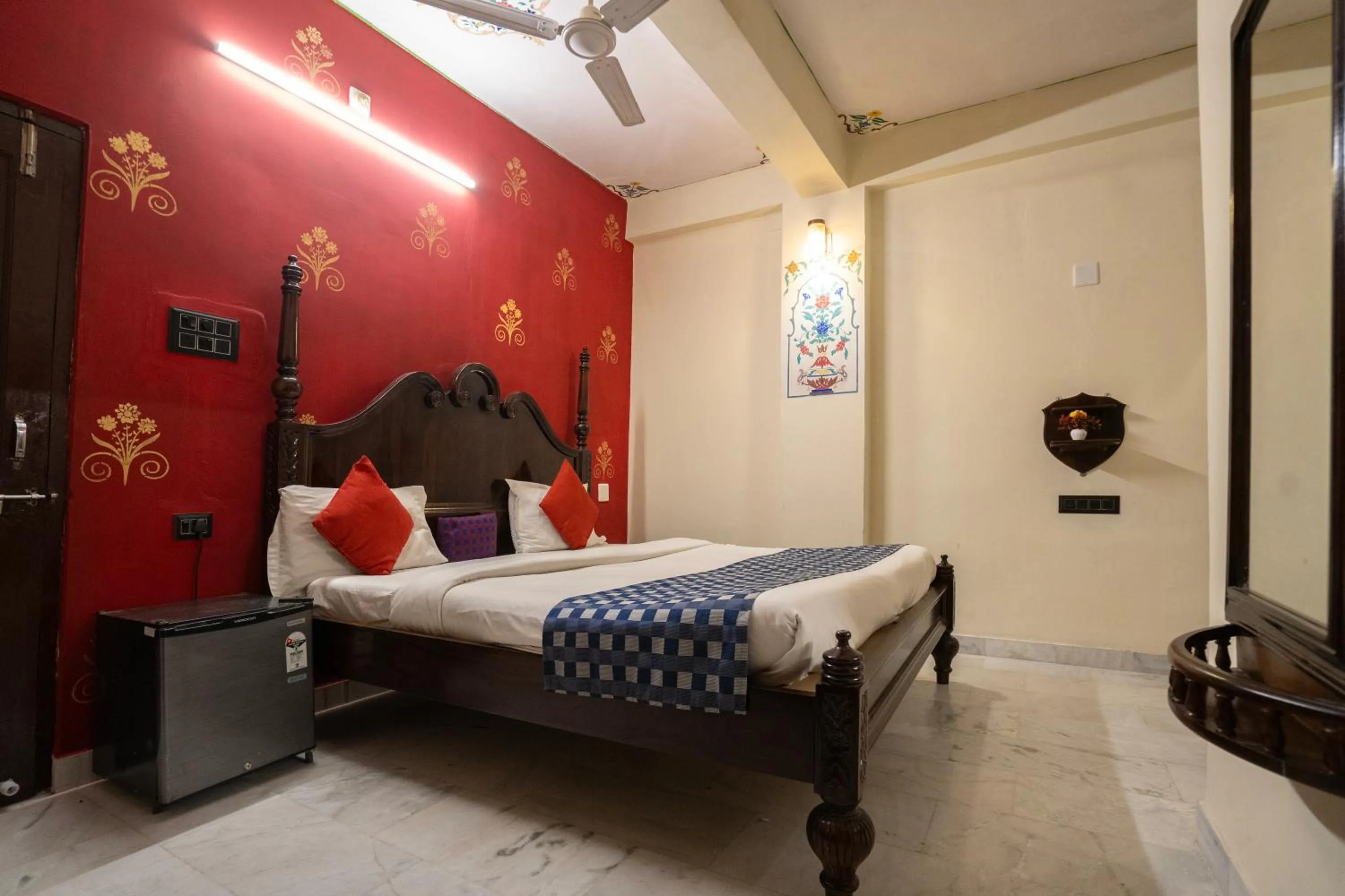 Bed in The Lake View Hotel- On Lake Pichola