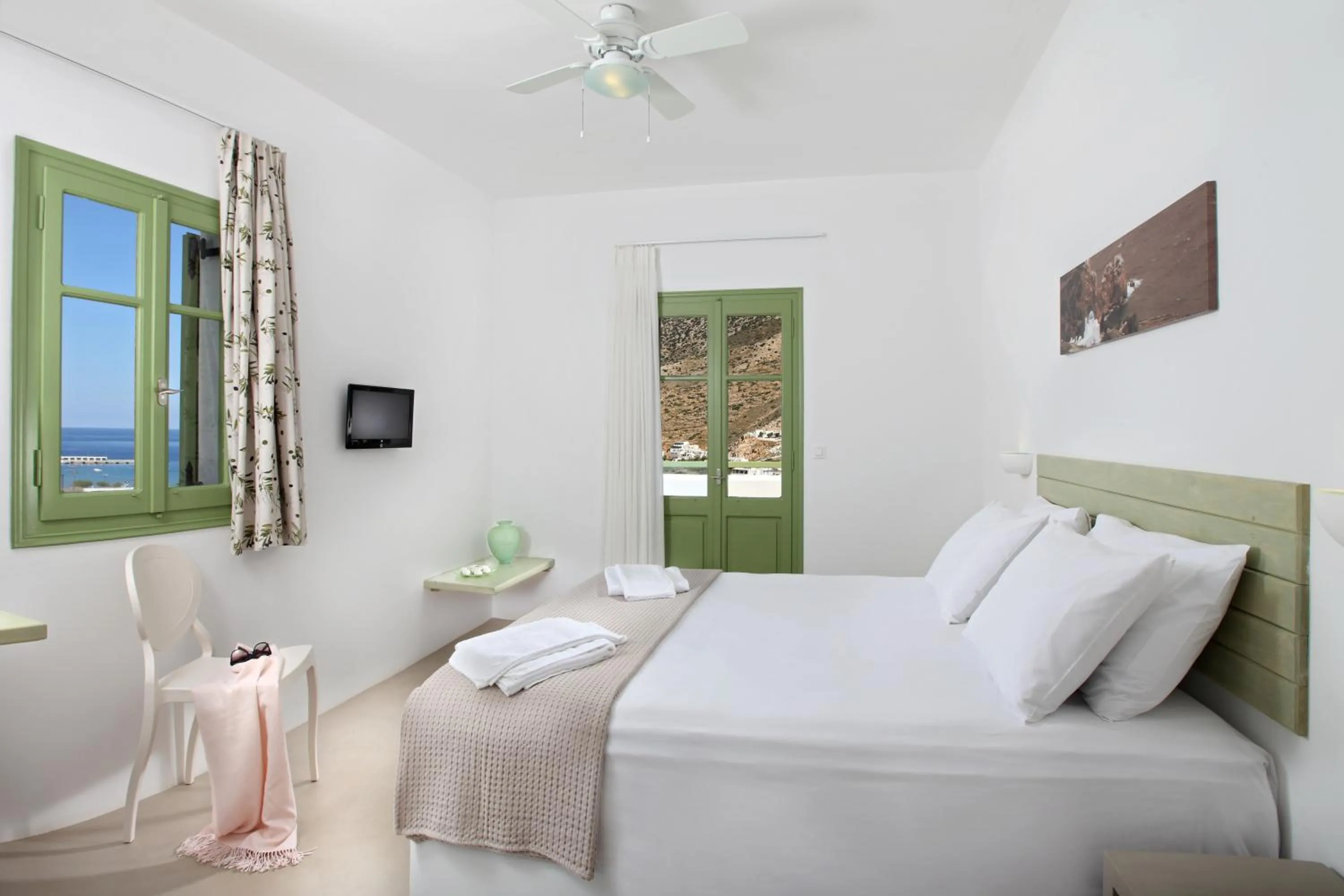 Photo of the whole room, Bed in Xerolithia