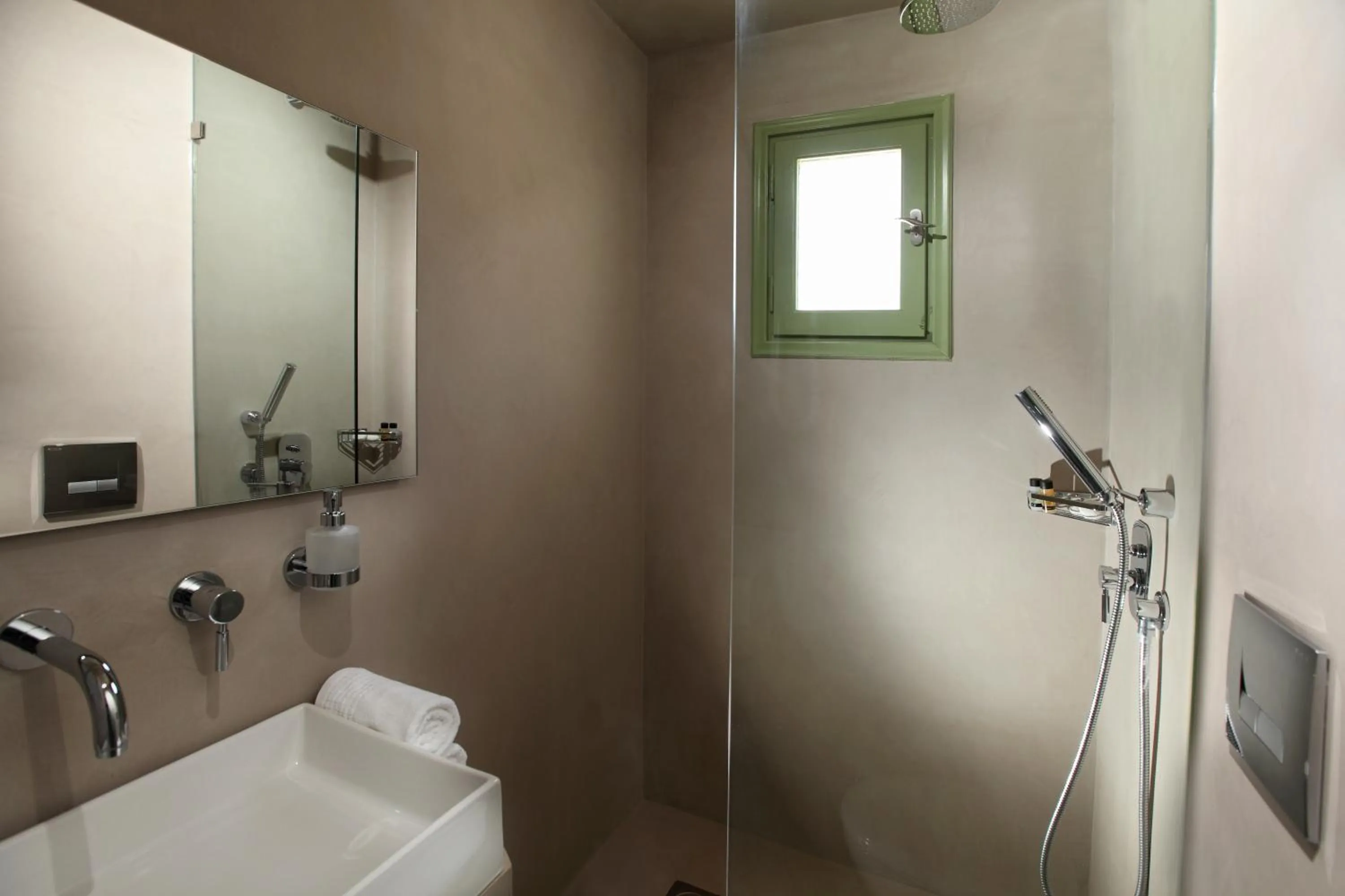 Shower in Xerolithia