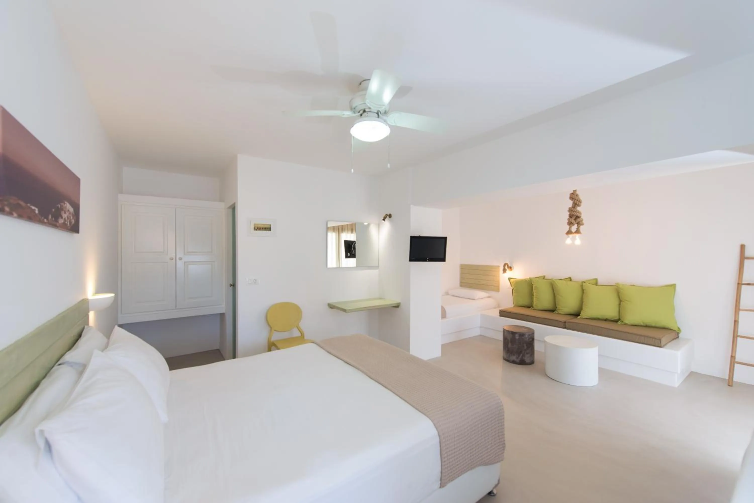 Photo of the whole room, Bed in Xerolithia