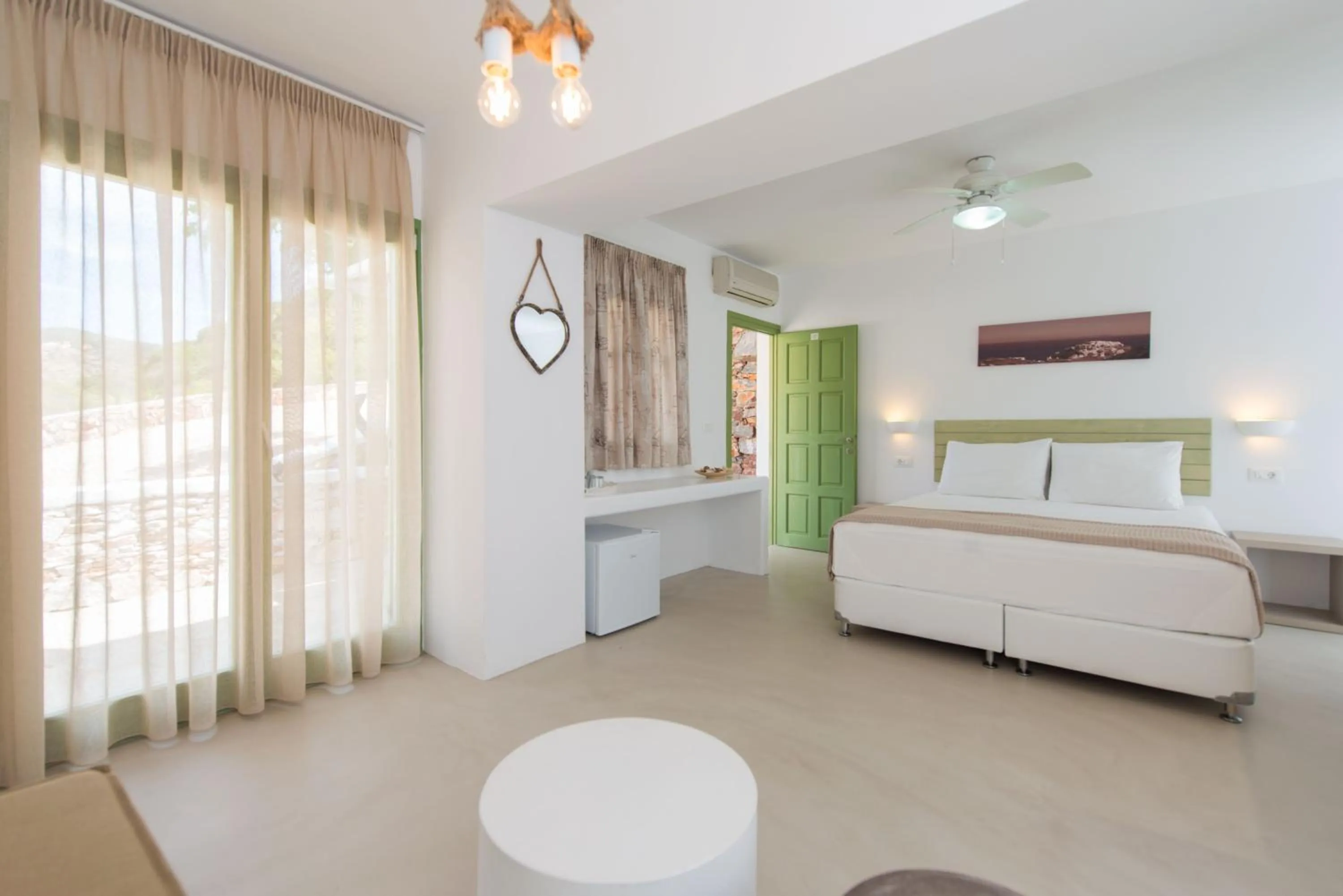 Photo of the whole room, Bed in Xerolithia