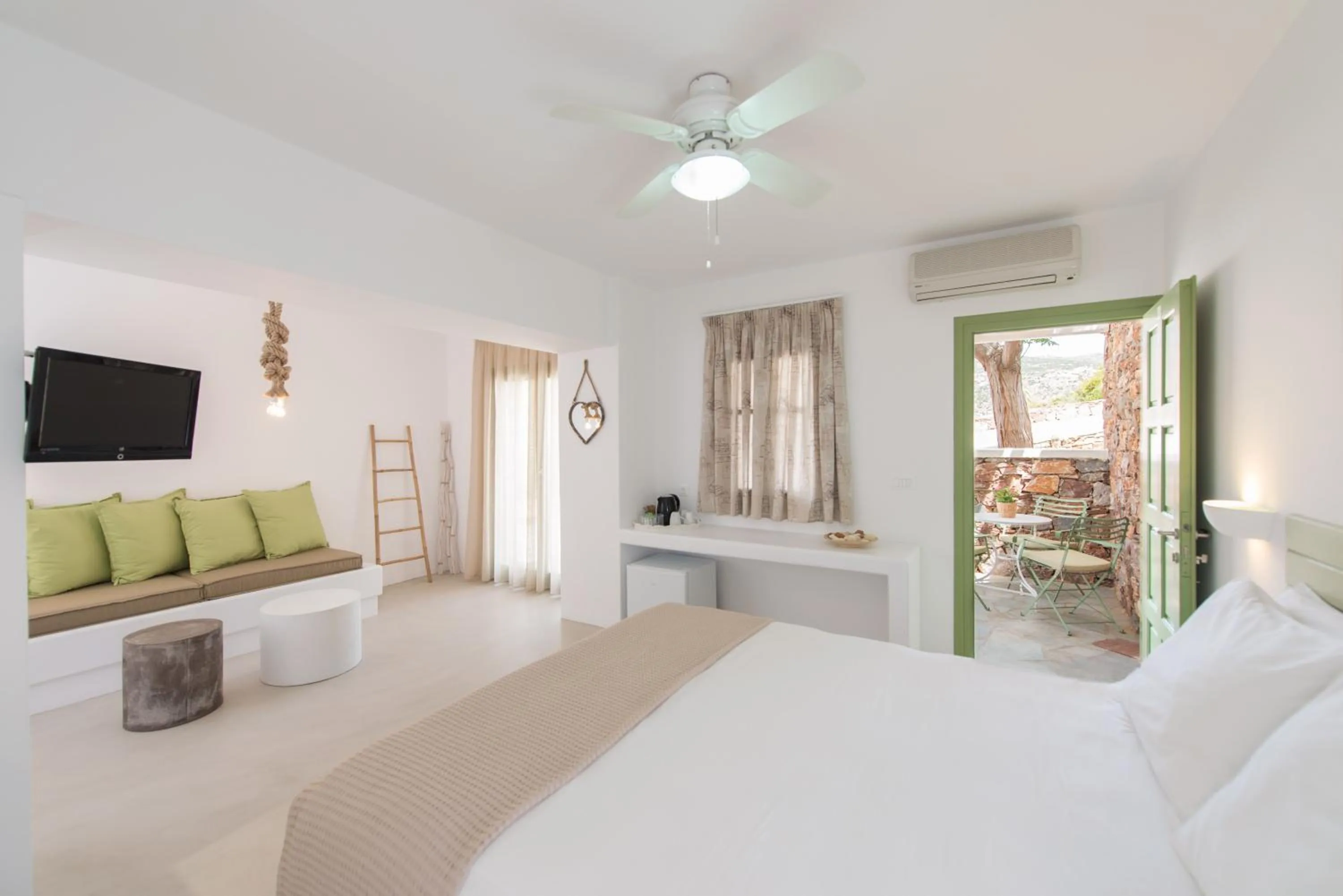 Photo of the whole room, Bed in Xerolithia