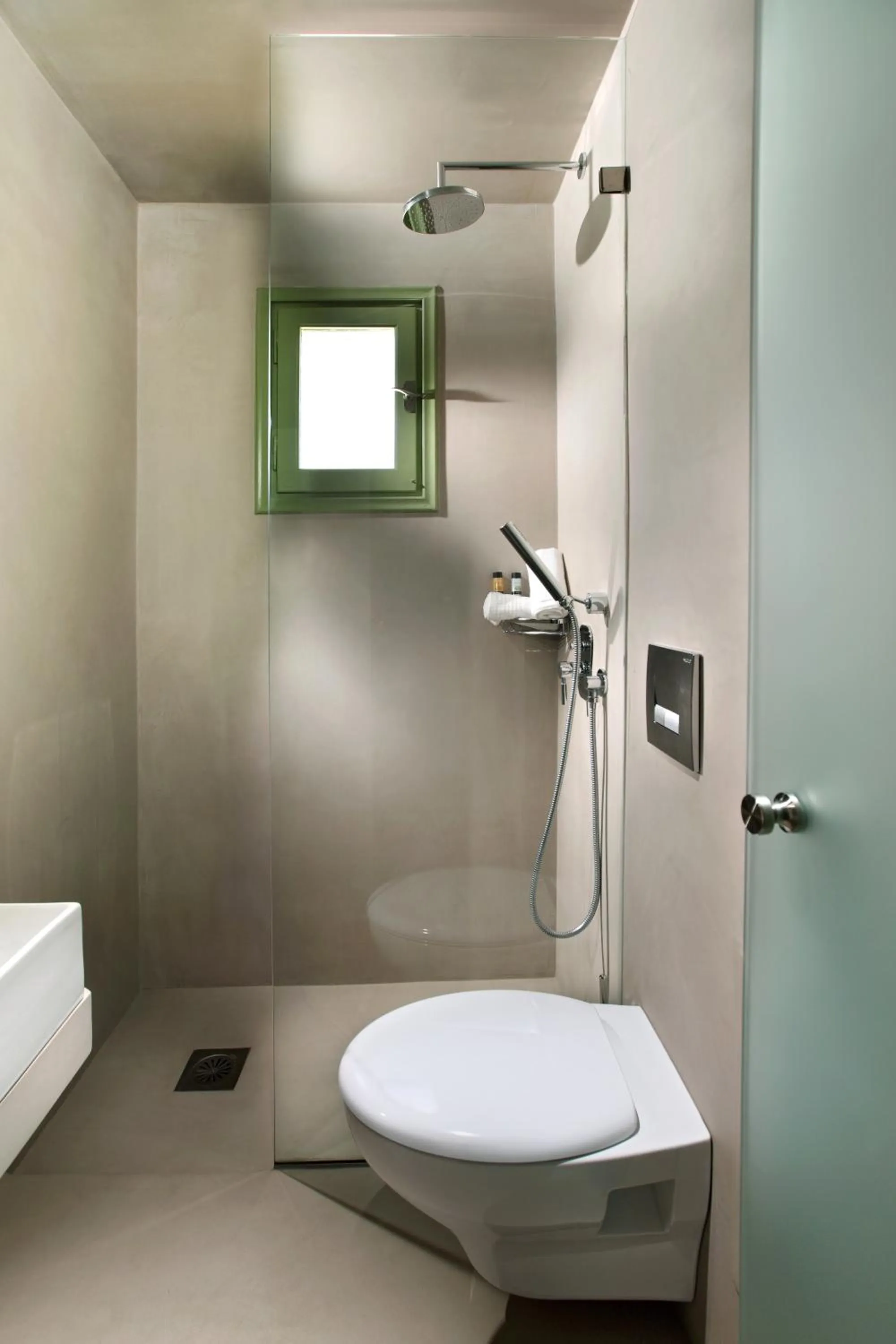 Shower in Xerolithia