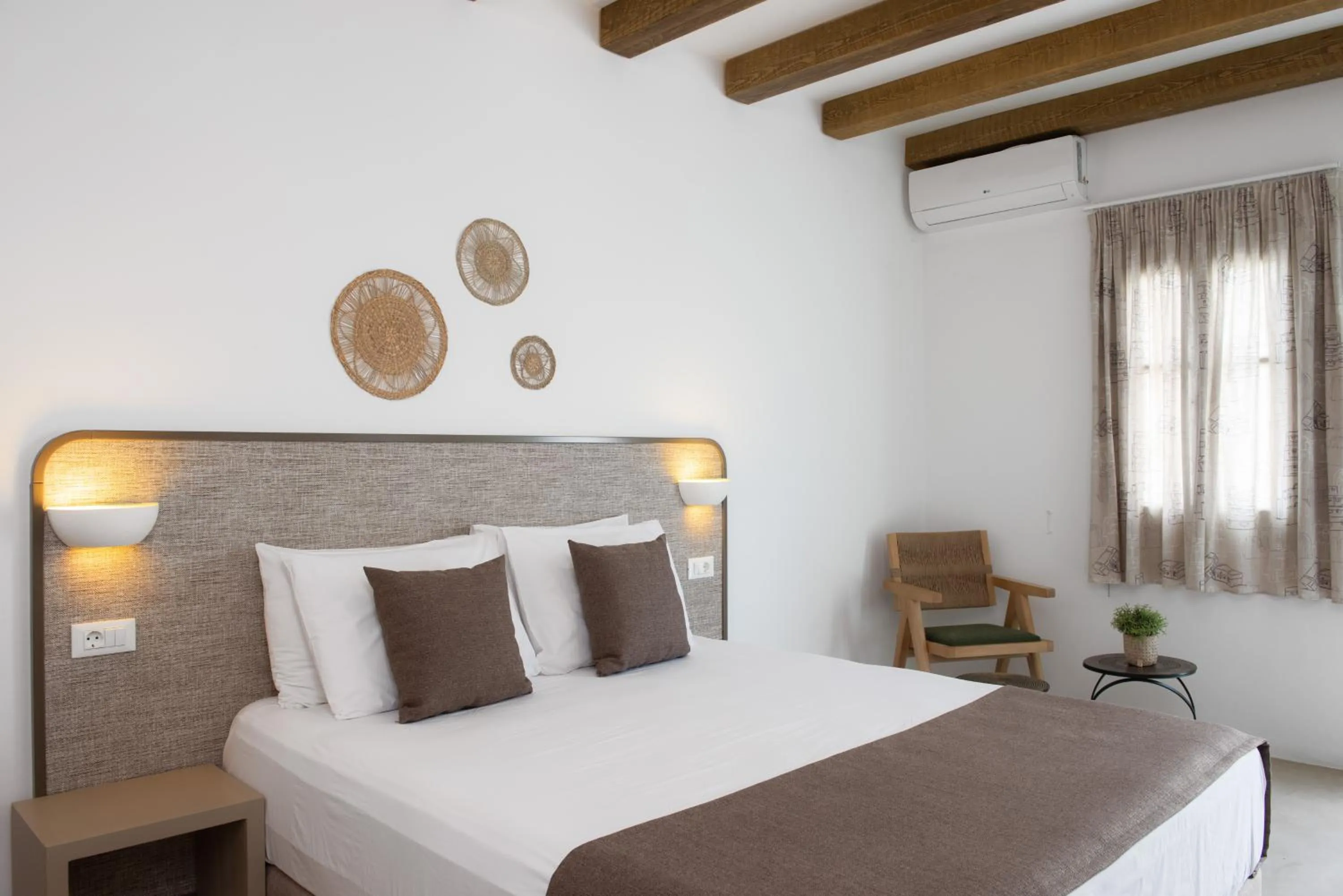 Photo of the whole room, Bed in Xerolithia