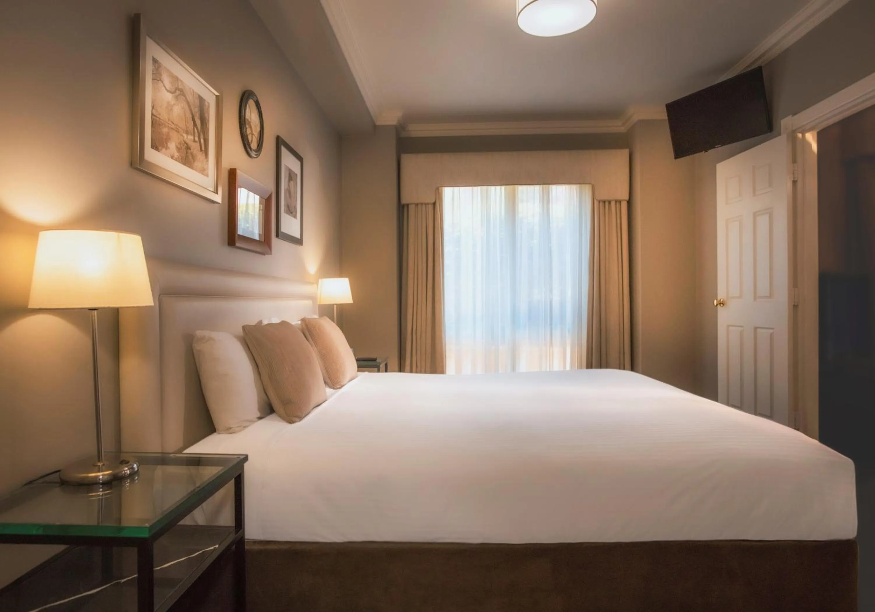 Bed in Majestic Old Lion Apartments