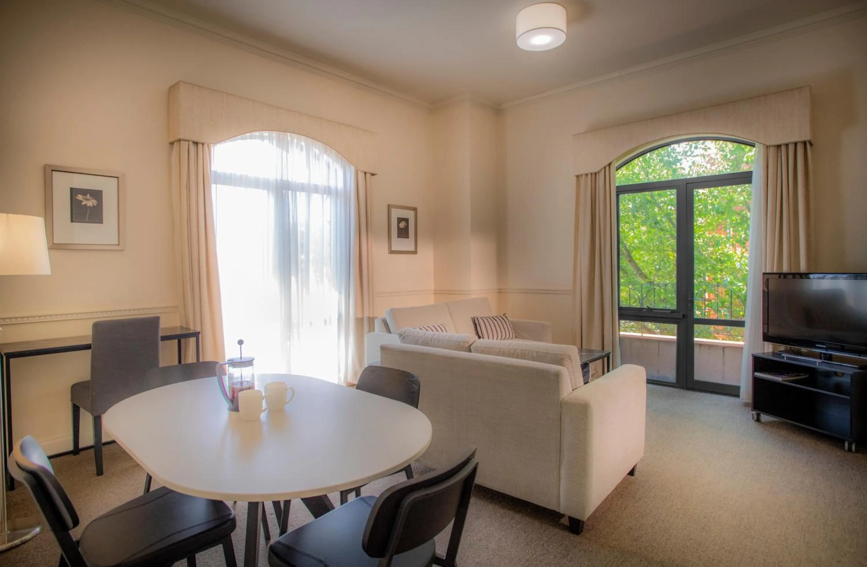 TV and multimedia in Majestic Old Lion Apartments