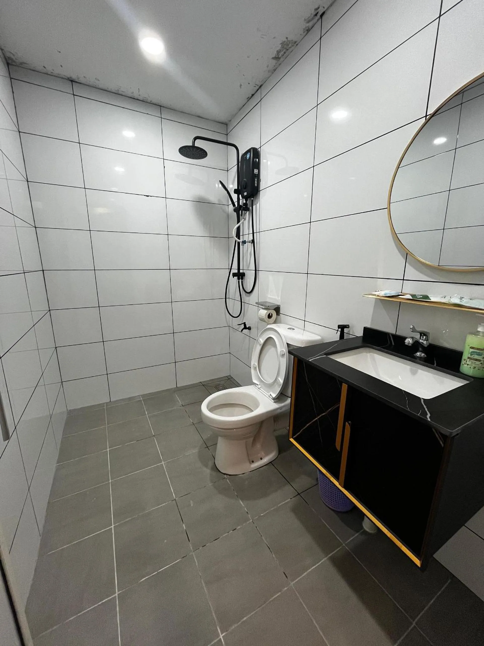 Toilet in Halo Hotel