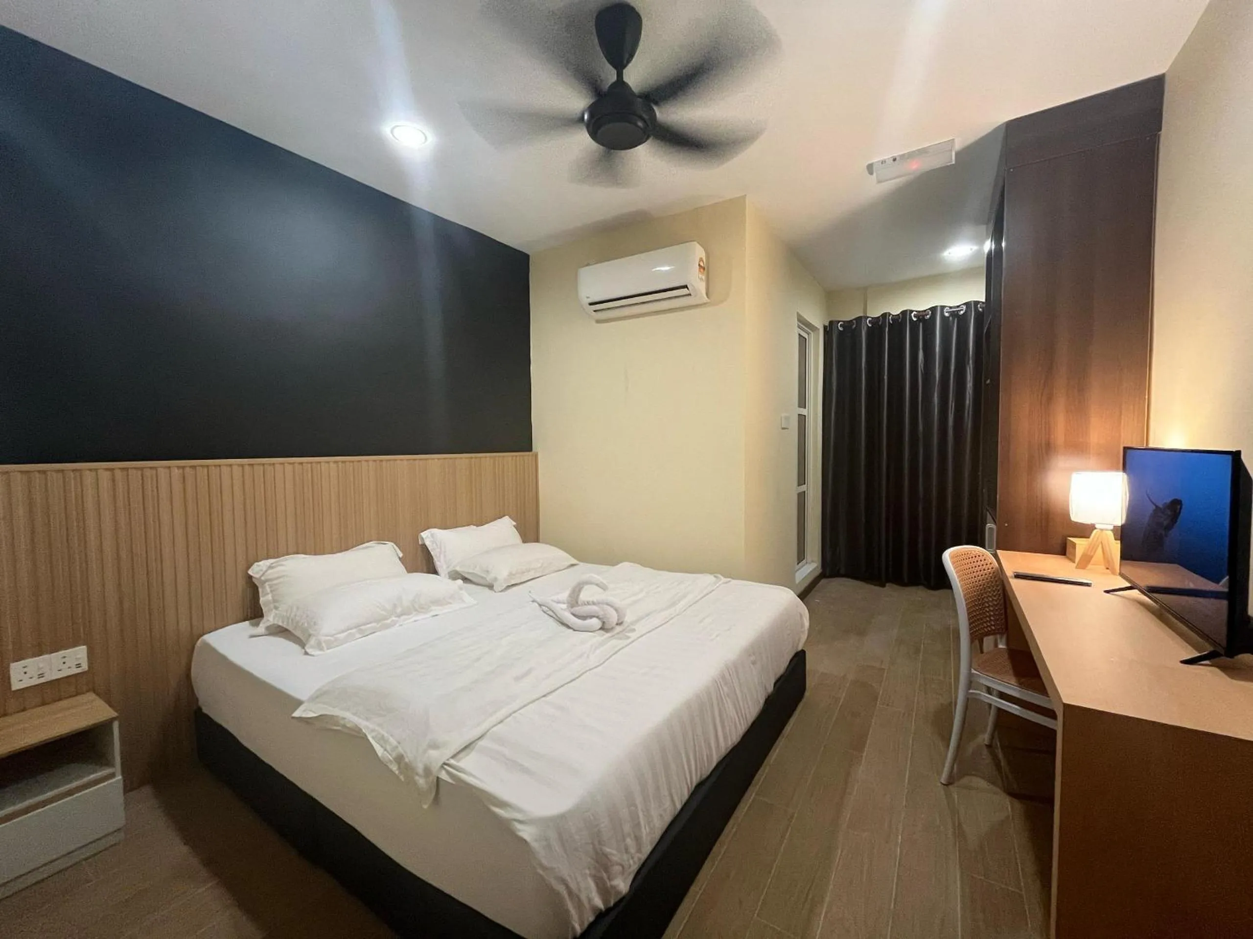 Photo of the whole room, Bed in Halo Hotel