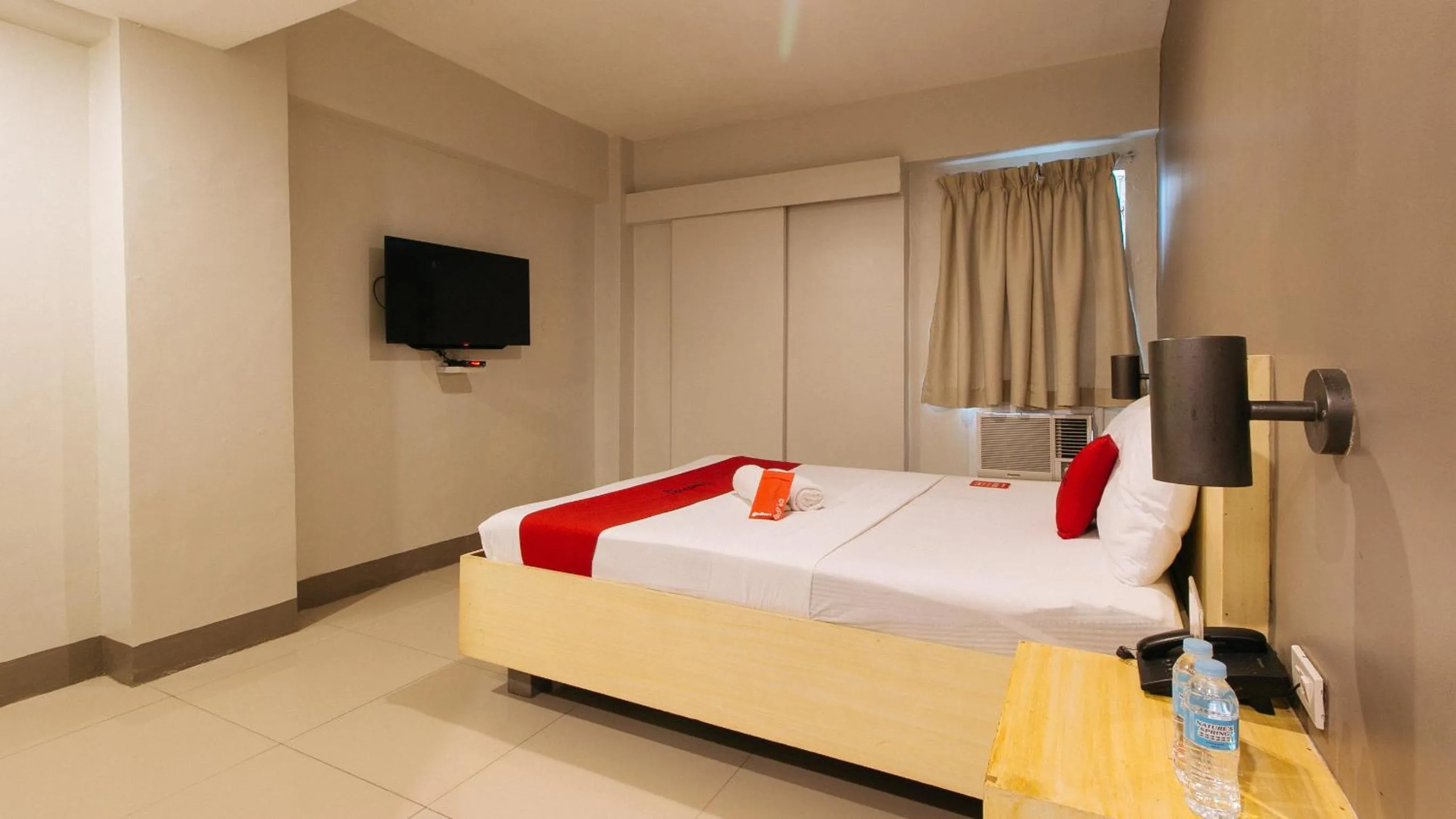 Bed in RedDoorz at Samat Mandaluyong