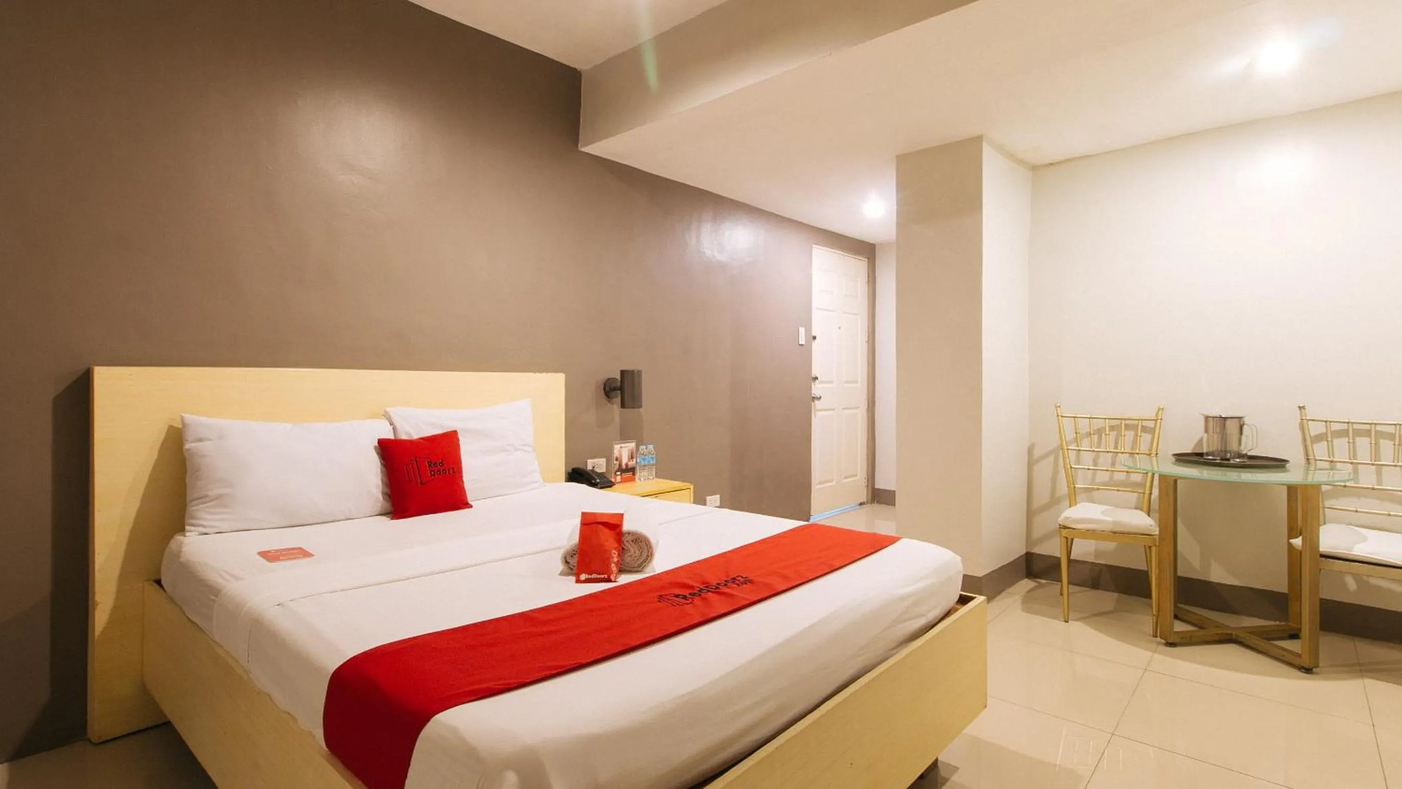 Photo of the whole room, Bed in RedDoorz at Samat Mandaluyong