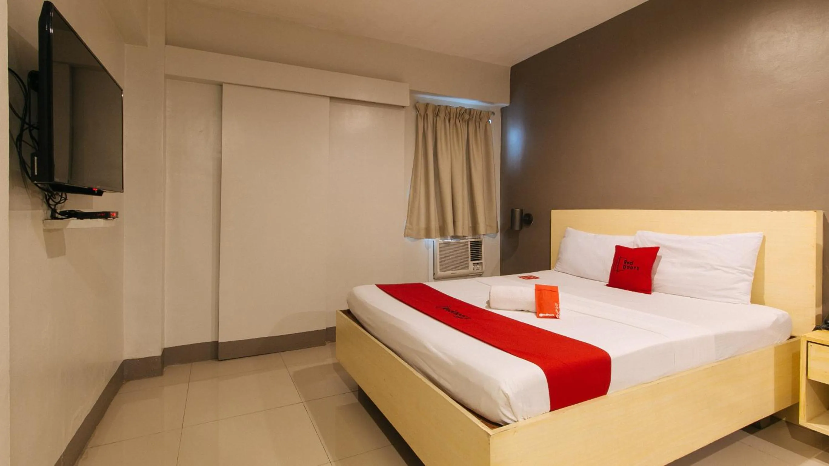 TV and multimedia, Bed in RedDoorz at Samat Mandaluyong