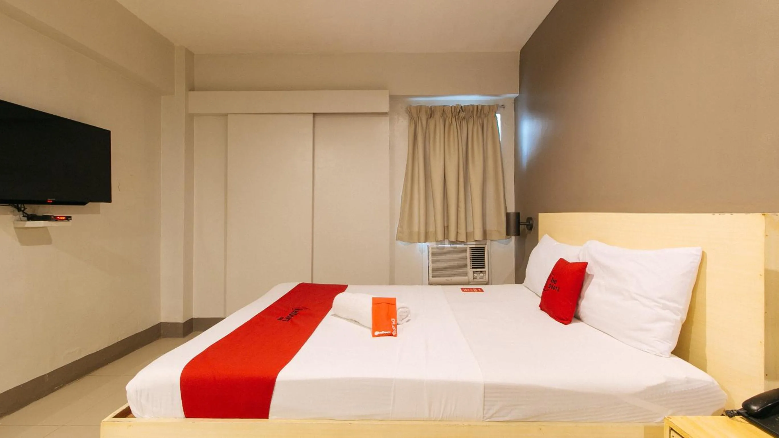 Bed in RedDoorz at Samat Mandaluyong