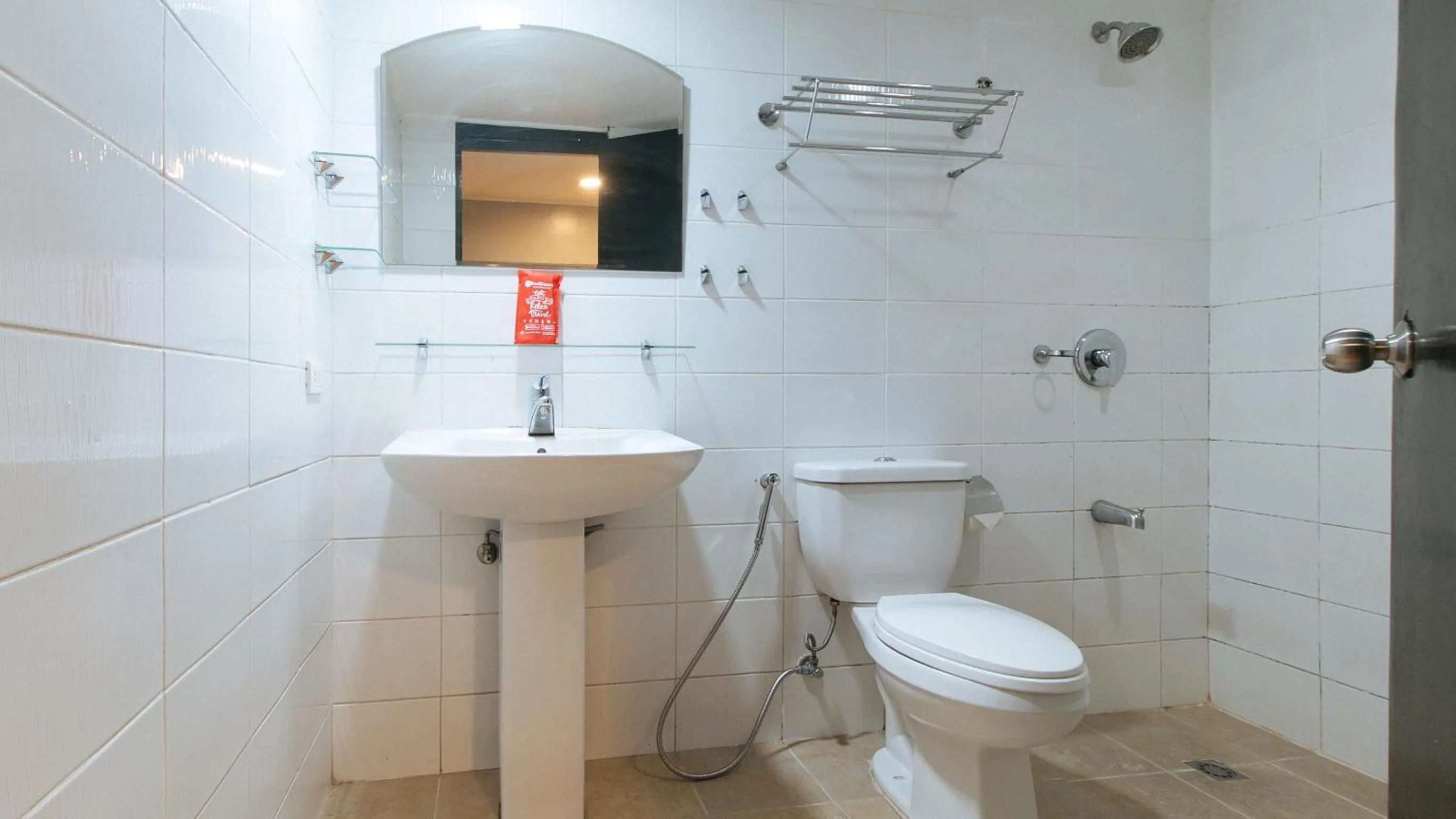 Bathroom in RedDoorz at Samat Mandaluyong