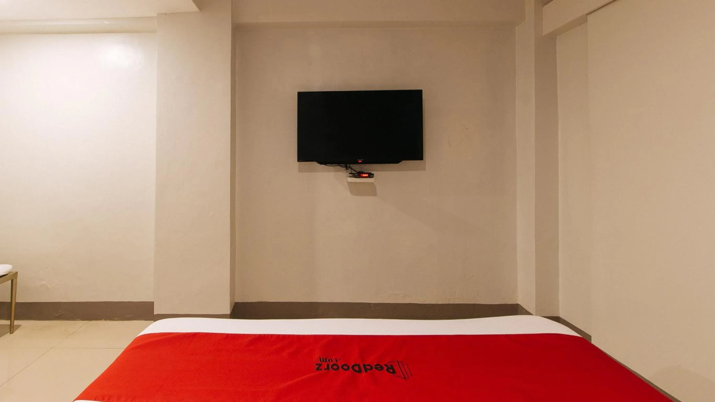 TV and multimedia, Bed in RedDoorz at Samat Mandaluyong