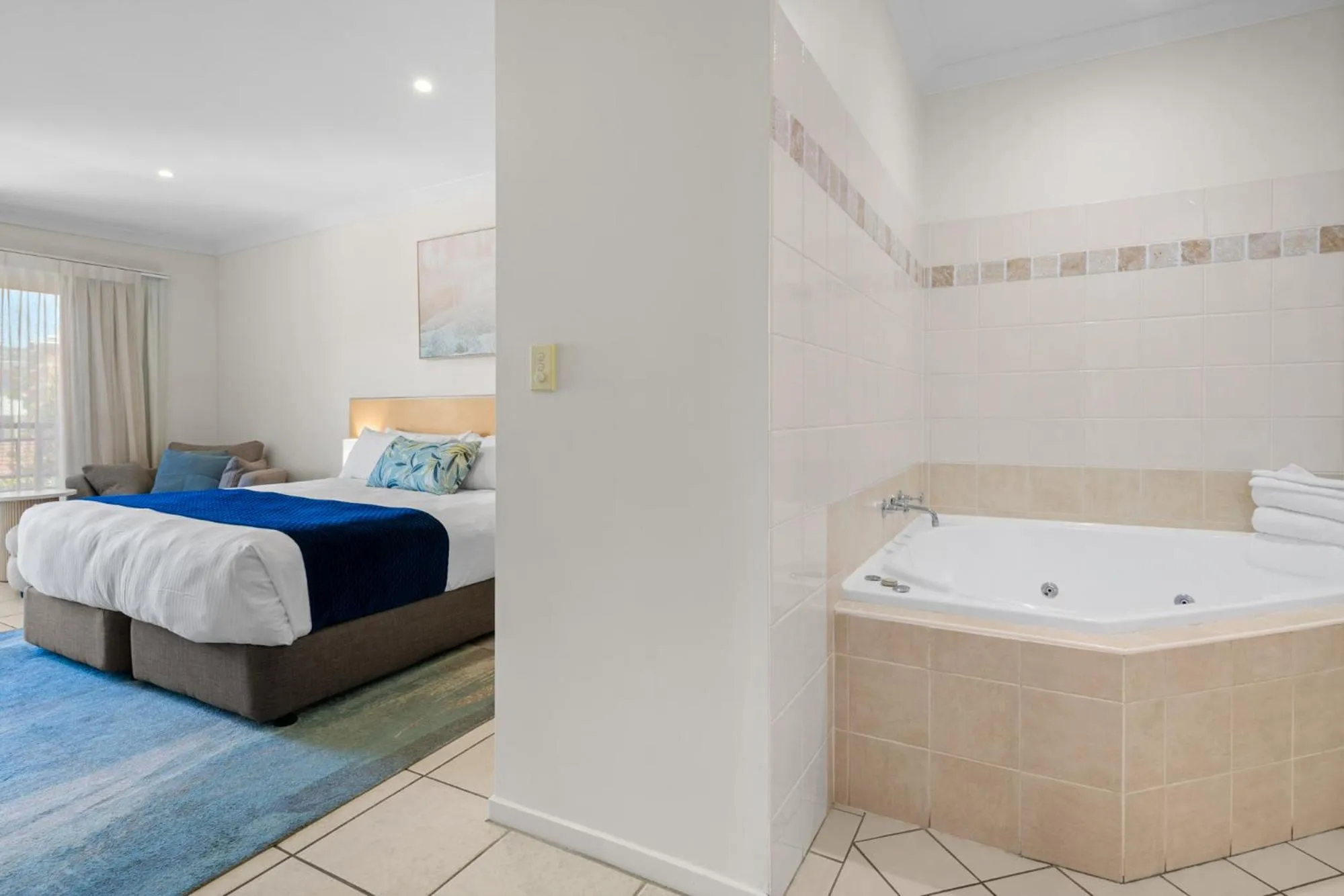 Photo of the whole room, Bed in Terrigal Sails Serviced Apartments