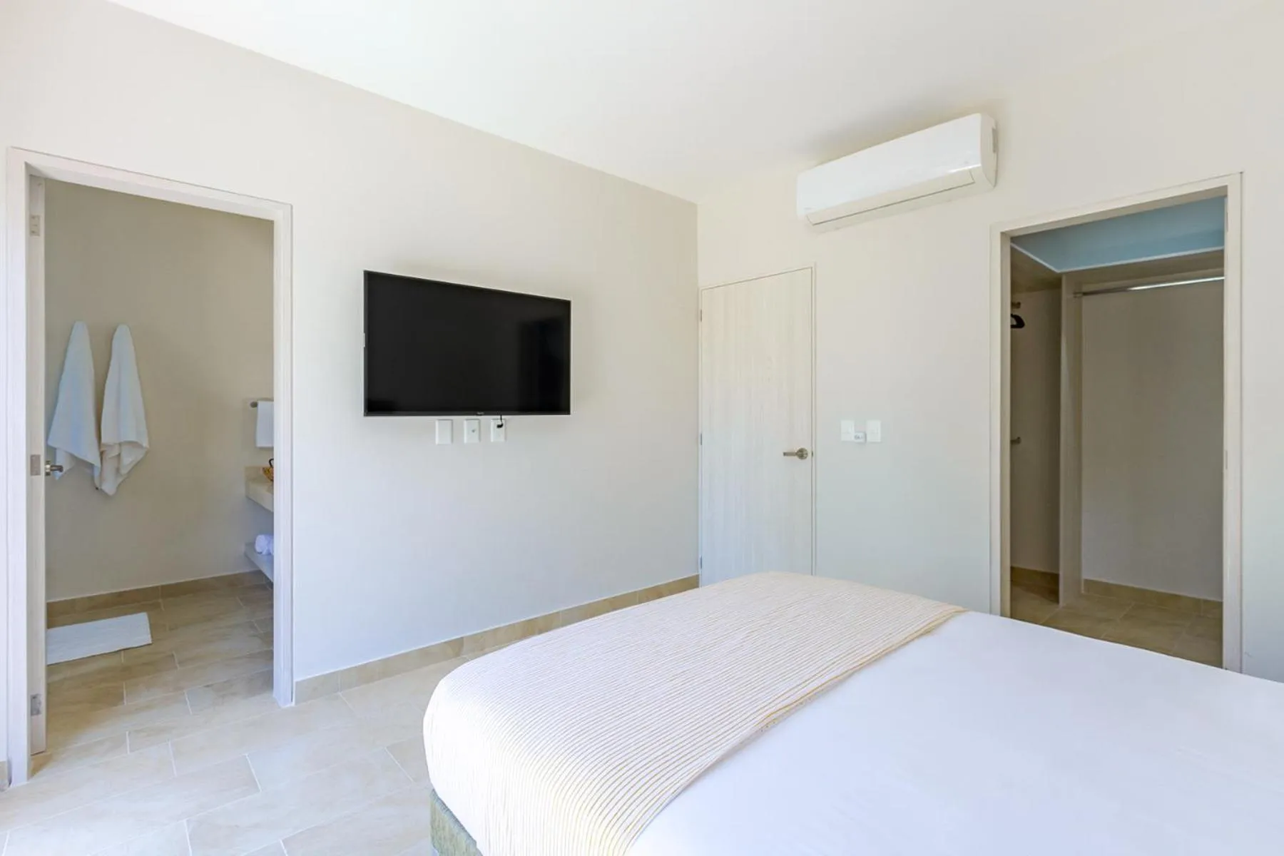 Bedroom, Bed in Ciudad Mayakoba Homes by Vimex