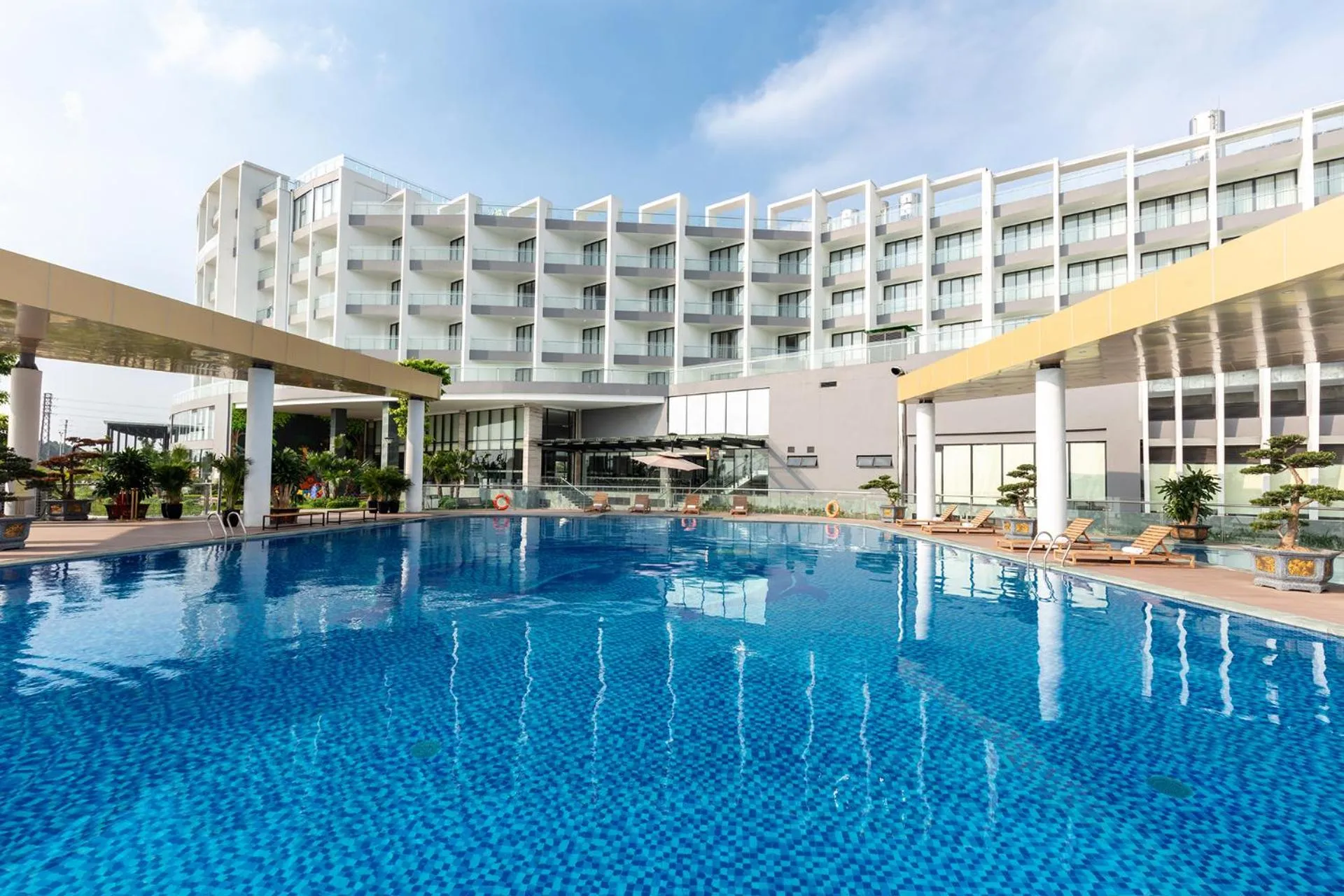 Swimming pool in DIC Star Hotels & Resorts Vinh Phuc