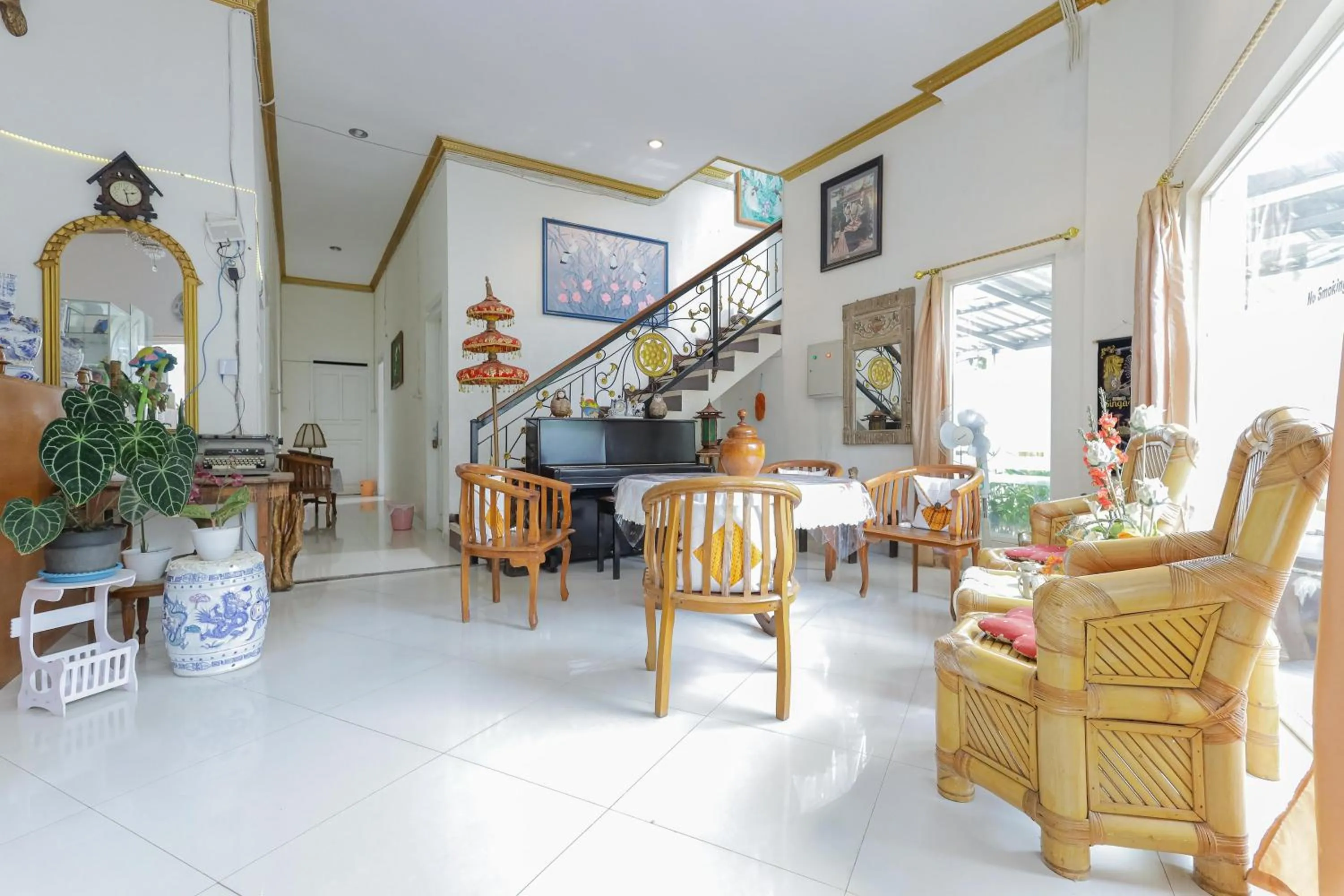 Living room, Restaurant/Places to Eat in RedDoorz at Villa Puncak Tidar