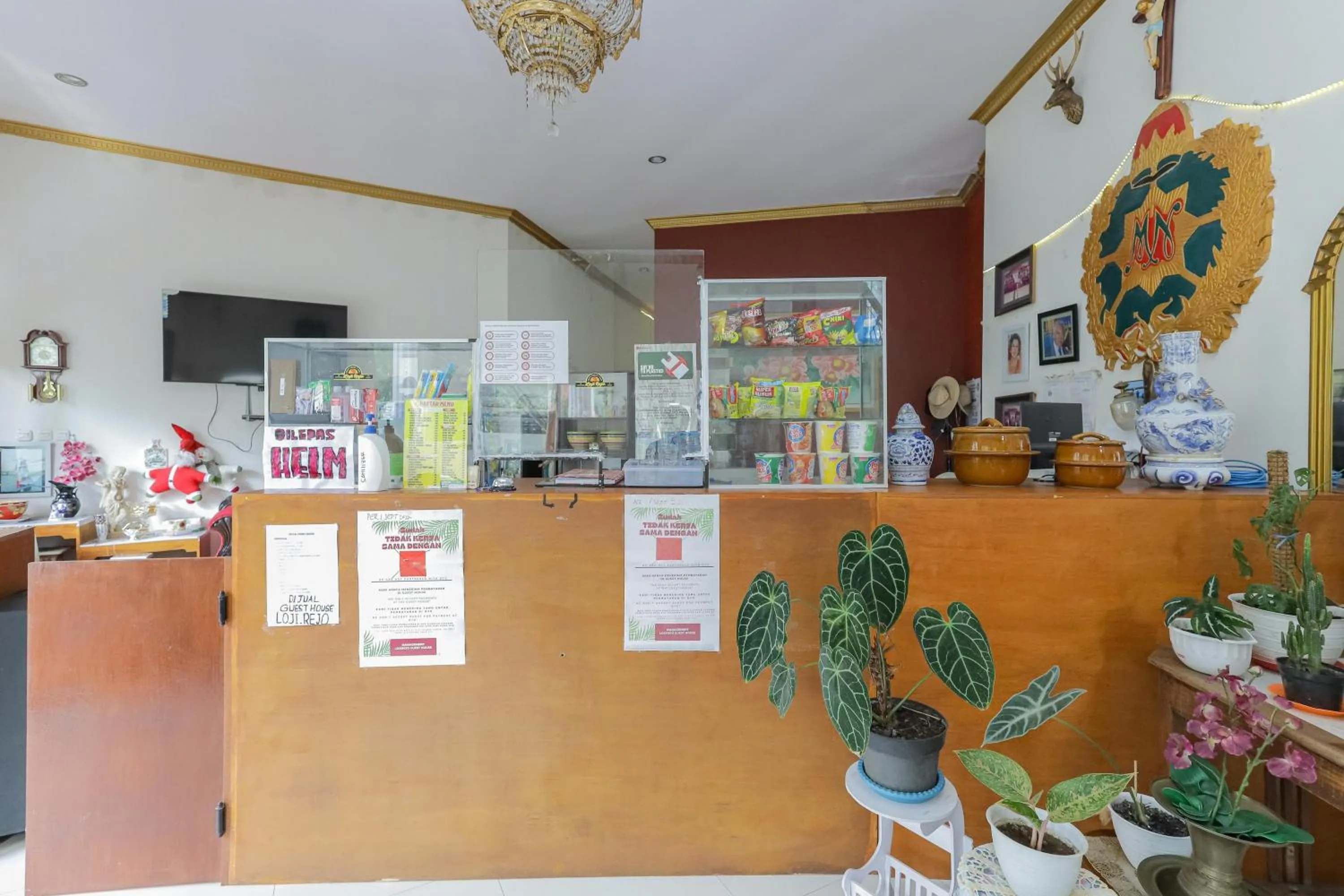 Lobby or reception in RedDoorz at Villa Puncak Tidar