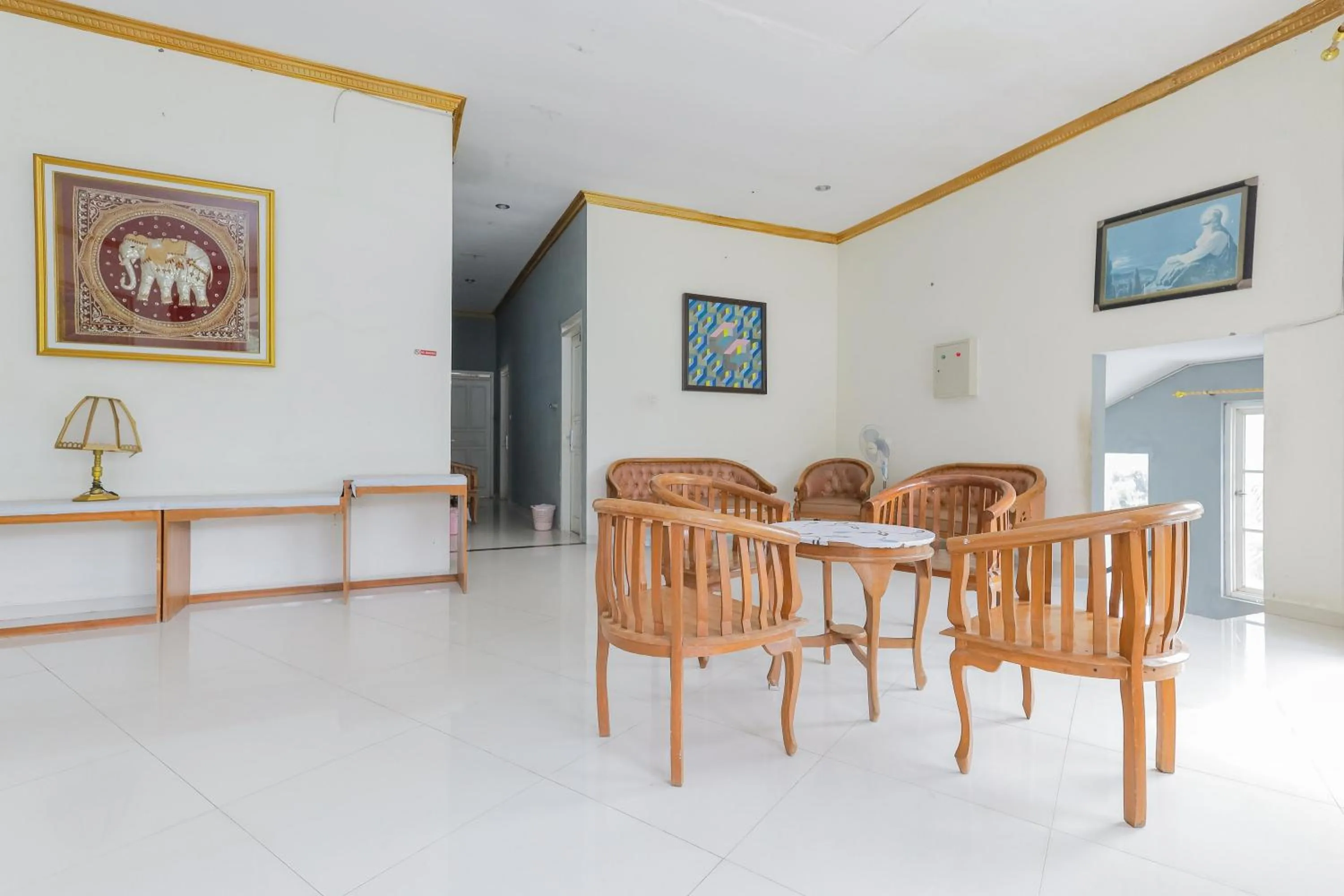 Living room, Dining Area in RedDoorz at Villa Puncak Tidar